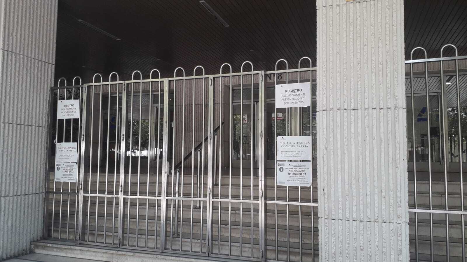 Detalle de las puertas cerradas de la sede de la Agencia Tributaria en Córdoba.