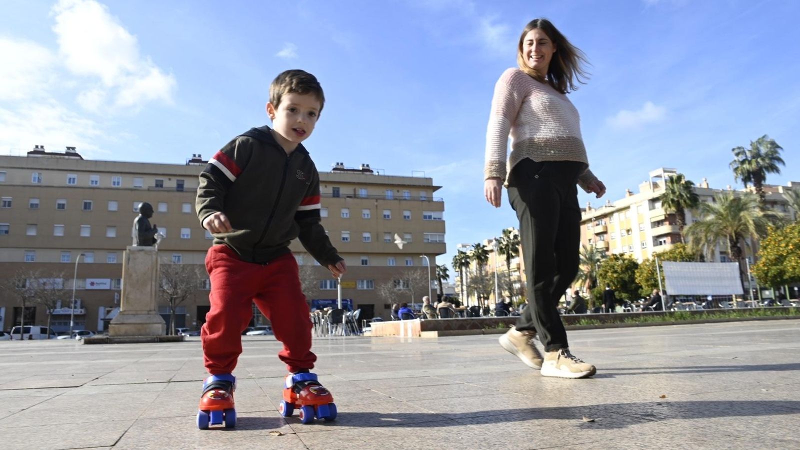 Mateo junto a su madre.