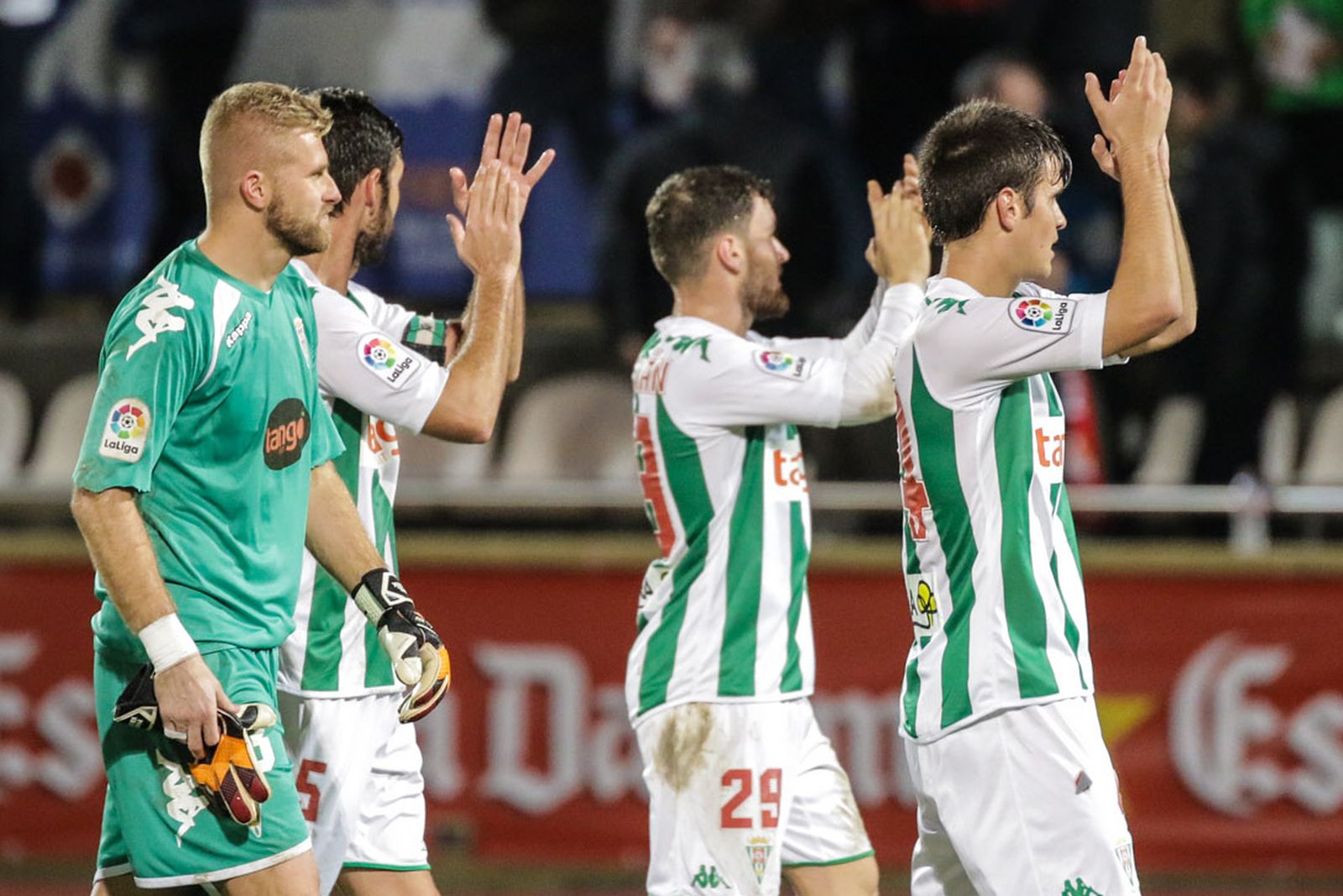 Pawel, Domingo Cisma, Javi Galán y Esteve saludan a los aficionados blanquiverdes tras el partido de Reus.