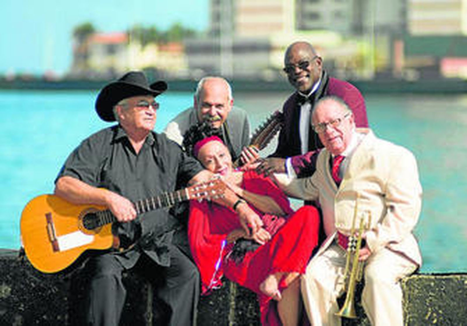 Elíades Ochoa y los músicos de la Orquesta Buena Vista Social Club arropan a Omara Portuondo.