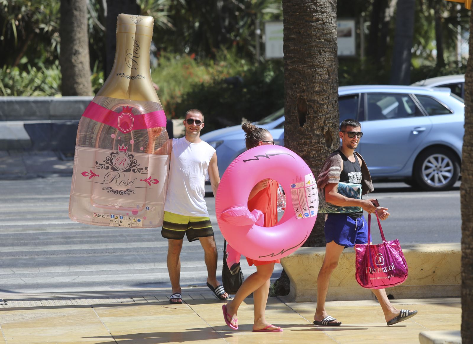 Jóvenes dirigiéndose a la playa para refrescarse