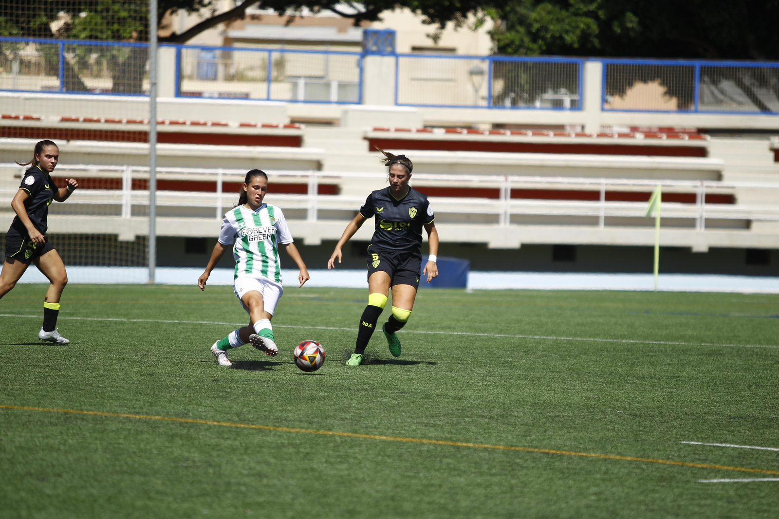 La jugadora del conjunto almeriense Conchita persigue a una rival en un partido en casa de este curso.