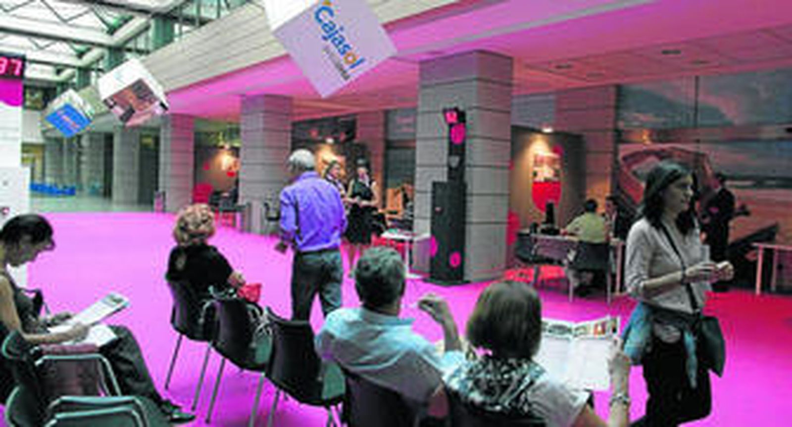 Varias personas aguardan turno para ser informados de las ofertas de la Feria Inmobiliaria de Cajasol Banca Cívica.