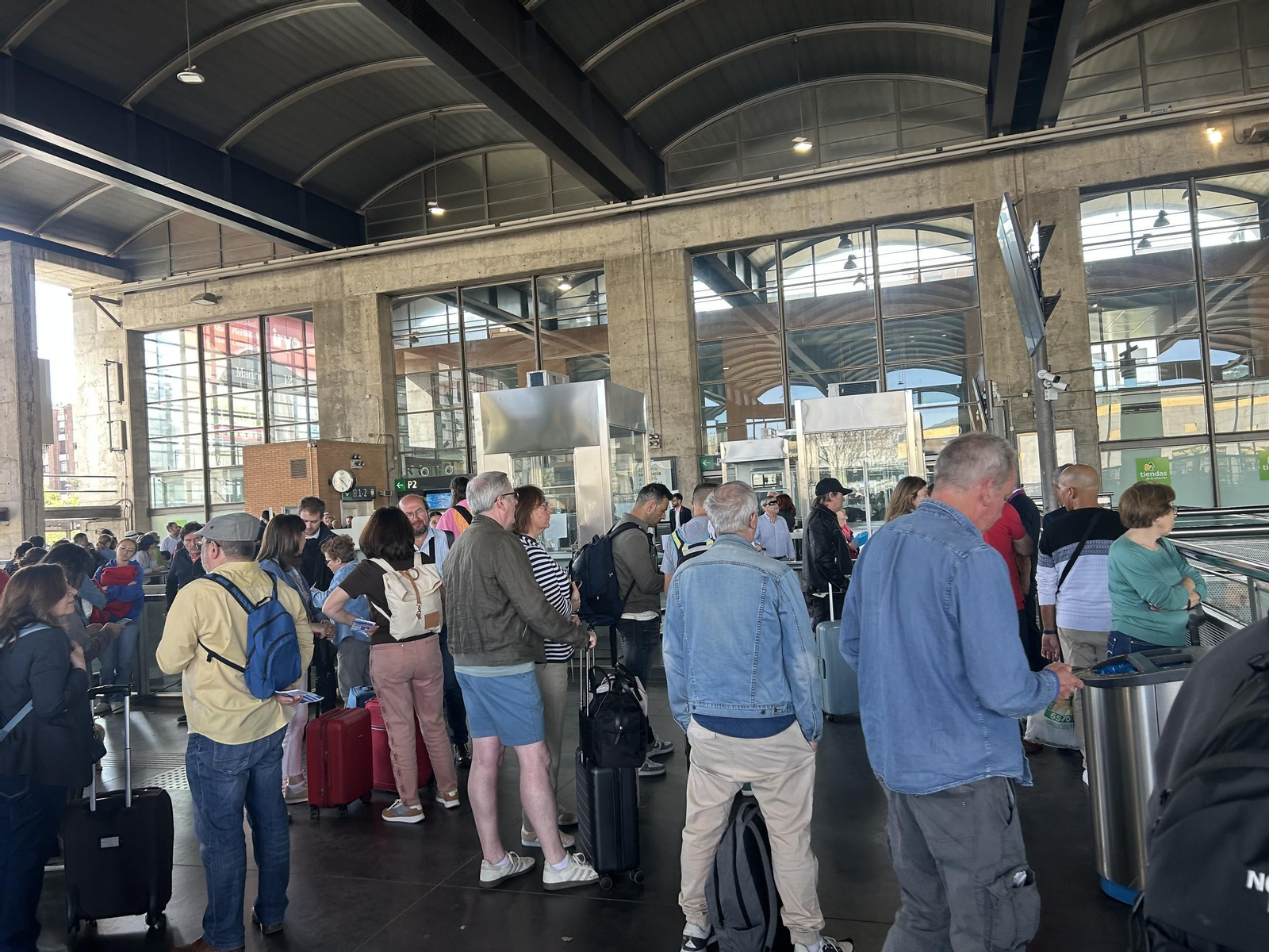 Las imágenes de la estación de trenes de Córdoba con cientos de personas atrapadas tras el apagón