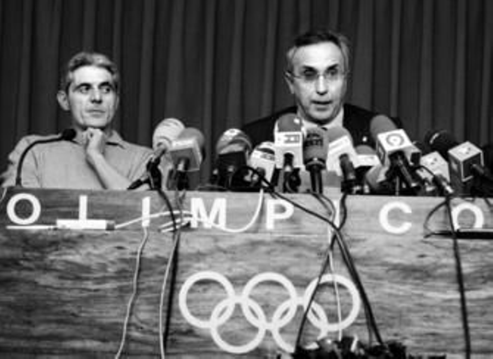 El autor de la letra del himno nacional, Paulino Cubero (izqda.) junto al presidente del Comité Olímpico Español, Alejandro Blanco.