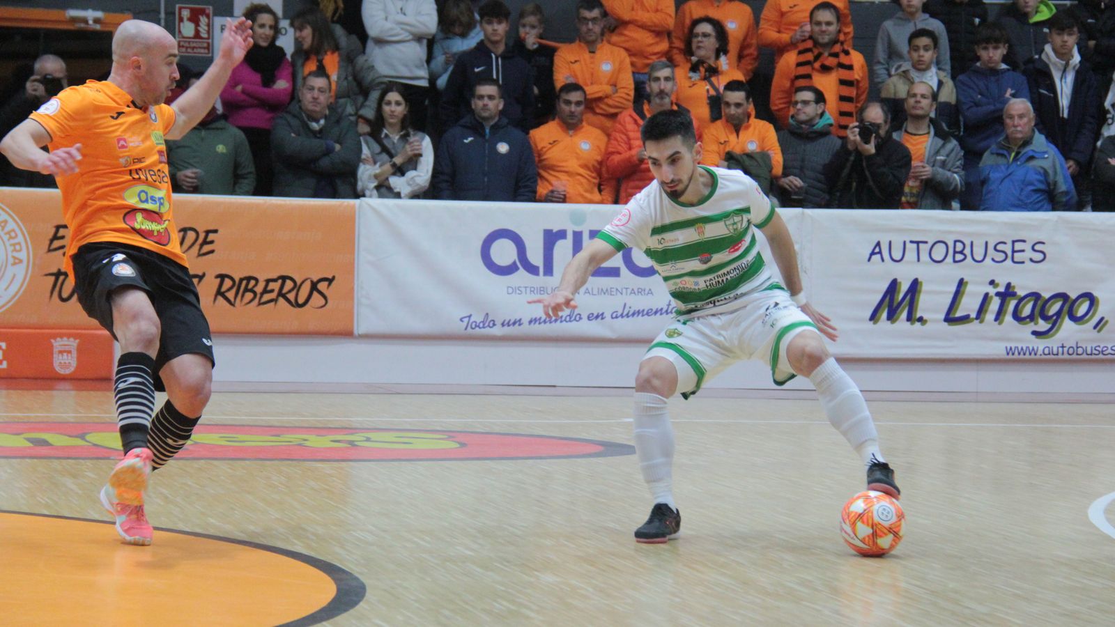 Lucas Bolo mueve el balón ante Pitinho.