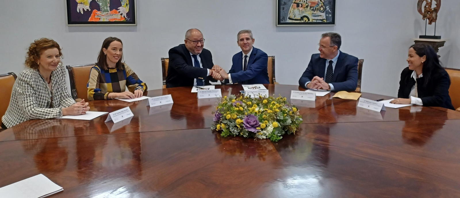 Un momento de la firma del acuerdo.