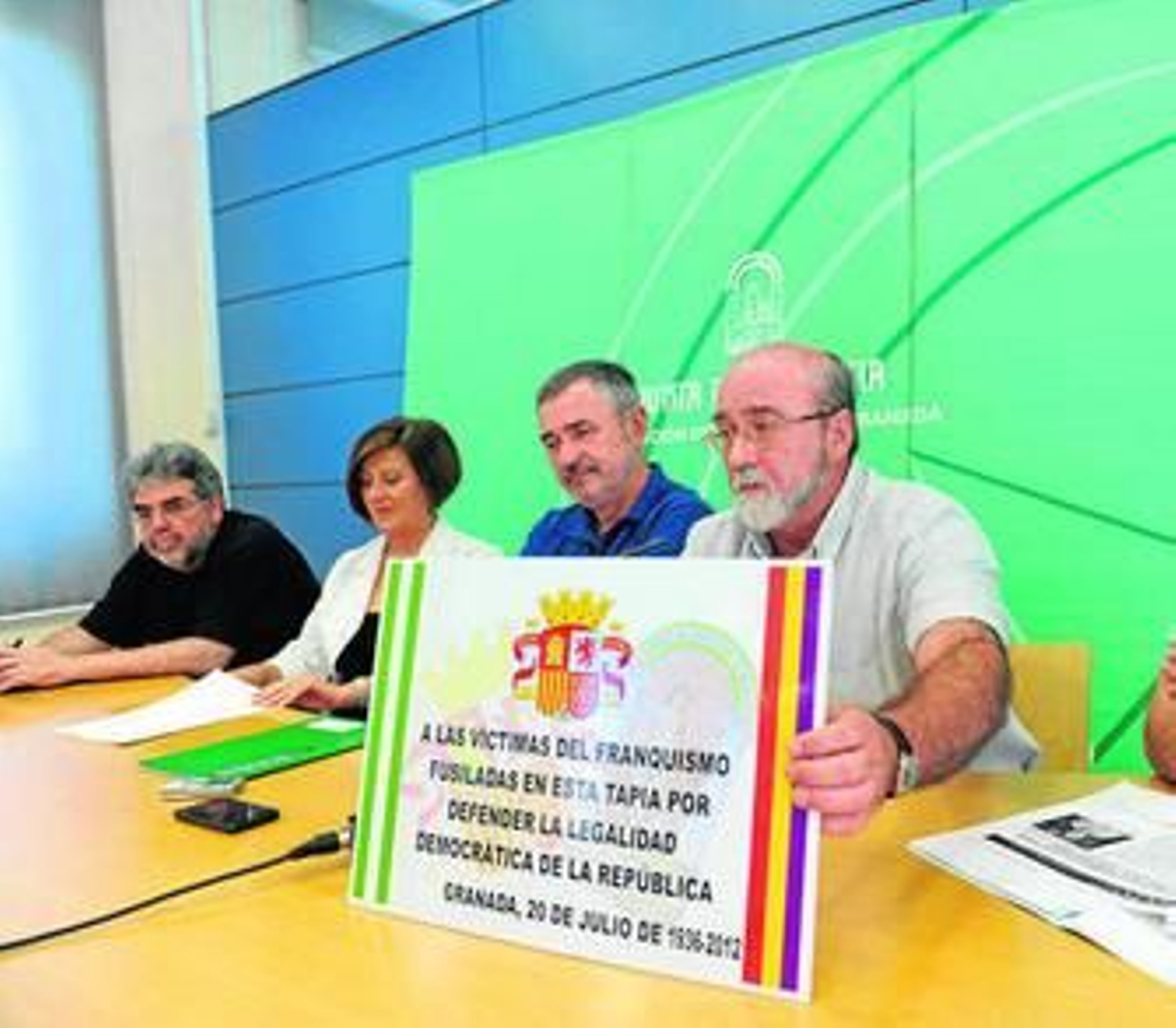 La nueva norma permitirá a la Junta estar presente en la apertura de las fosas.