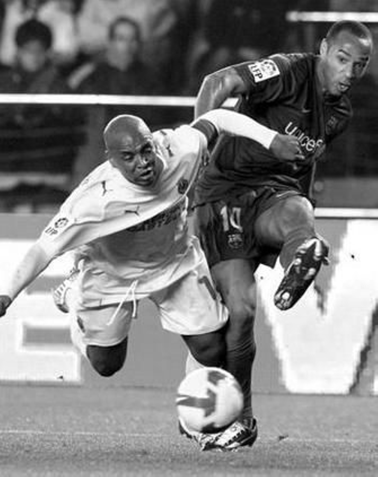 Henry se marcha de Senna durante el encuentro disputado ayer en El Madrigal.