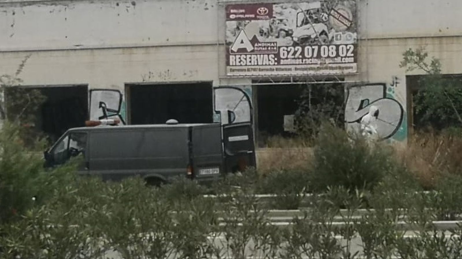 Levantamiento de cadáver, protegidos con EPI.