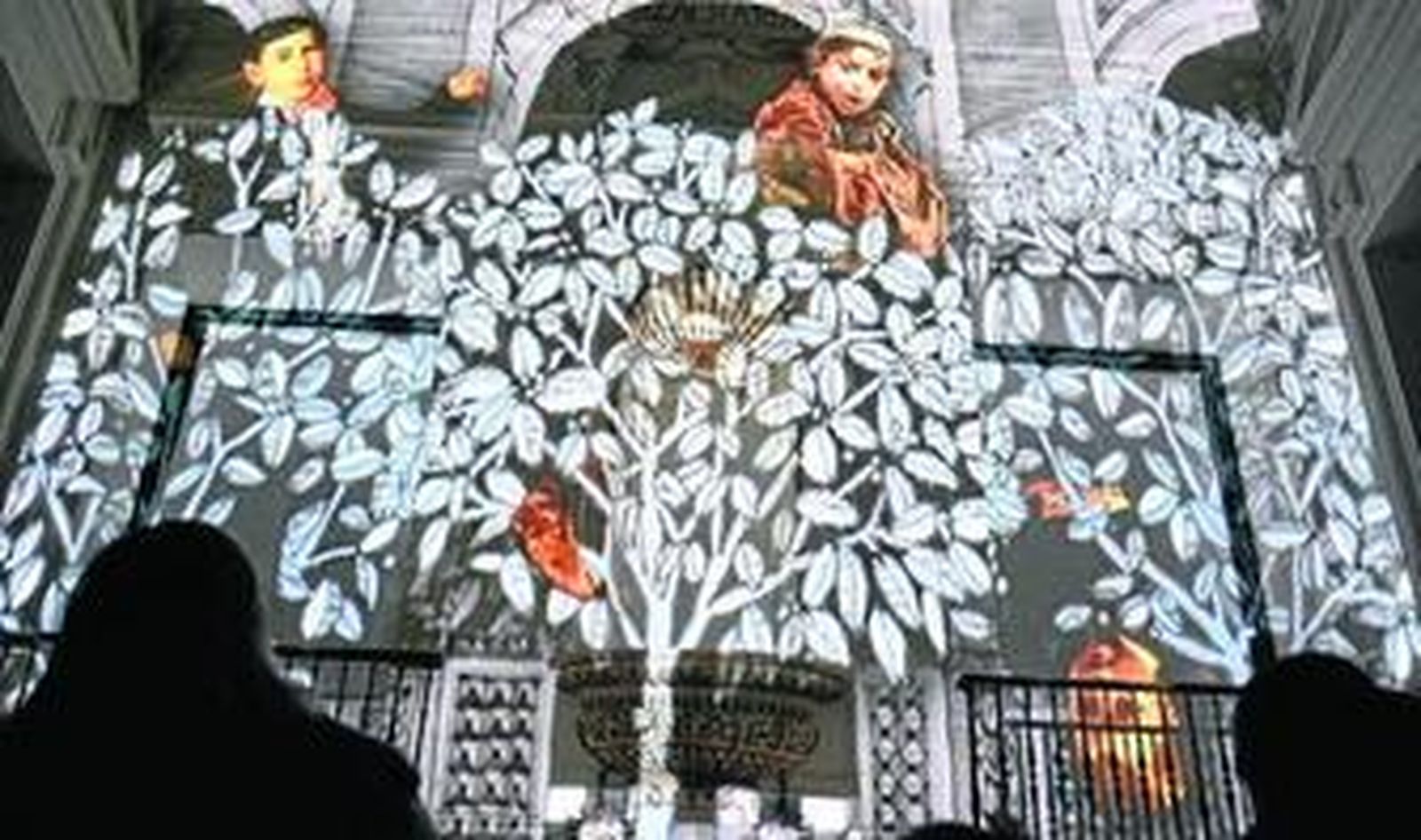 La escalera imperial del Bellas Artes fue el escenario del 'mapping' ayer a las seis y media.