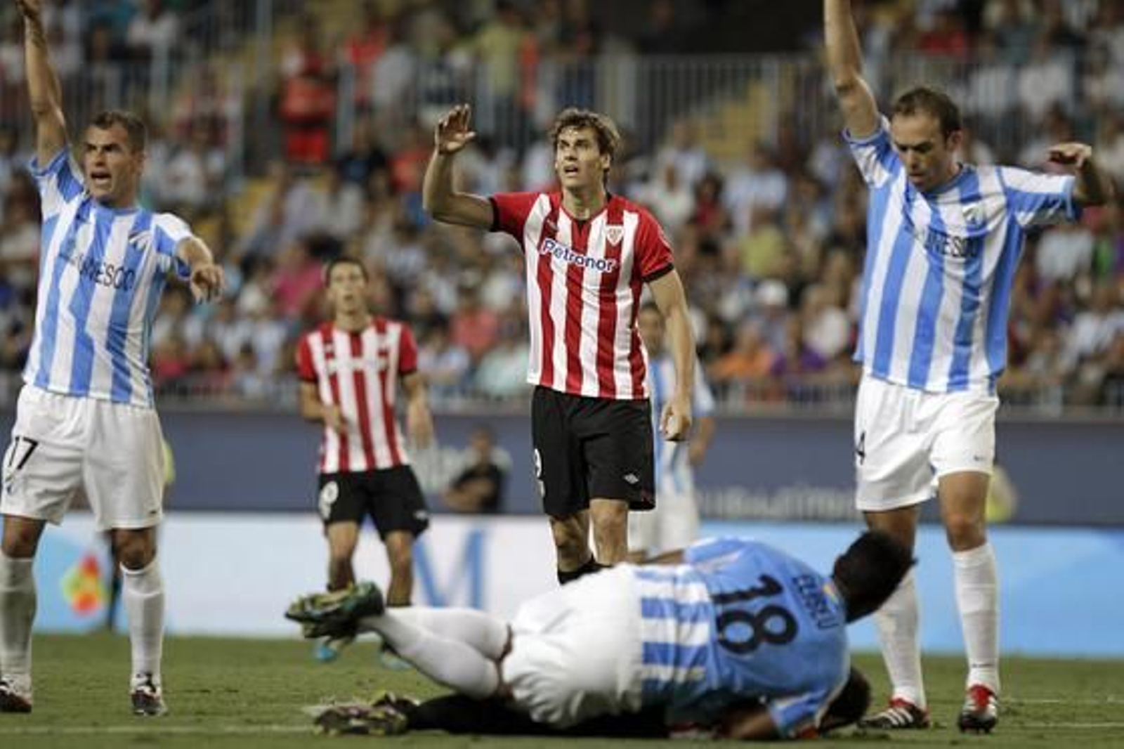El Málaga gana su tercer partido consecutivo en Liga gracias a un gol de Cazorla de falta (1-0). / EFE