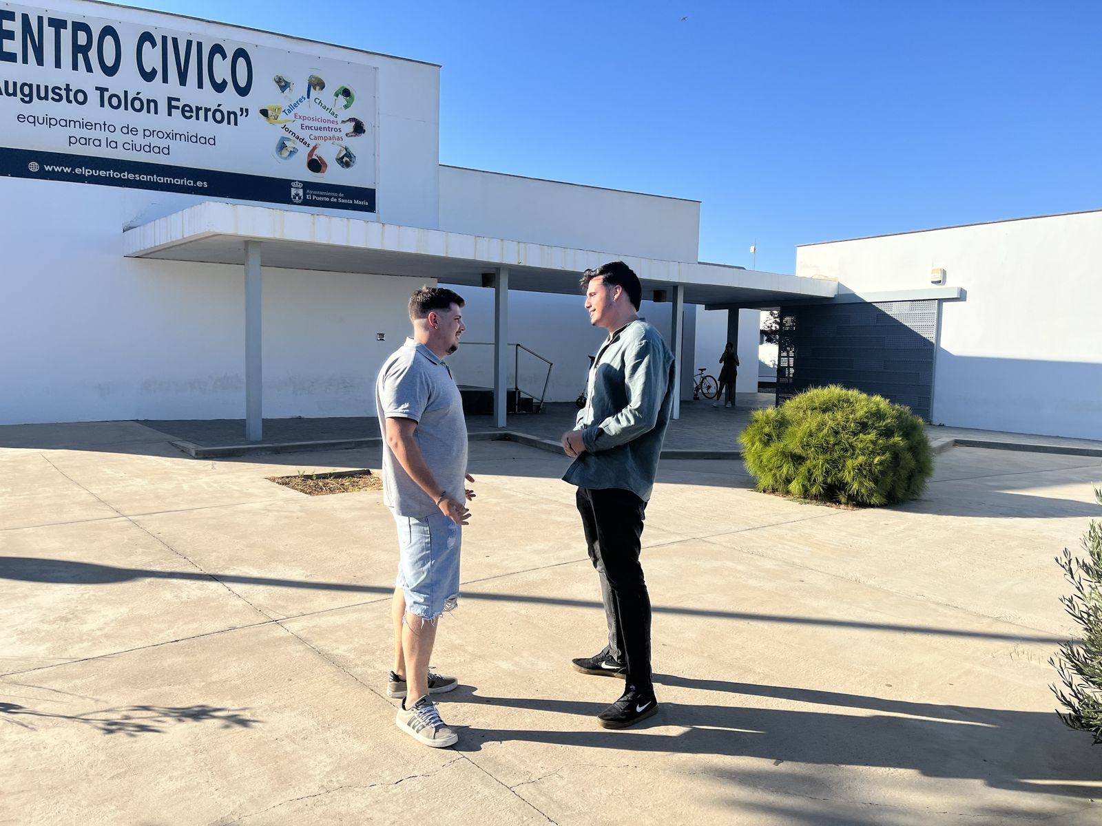 Los responsables de El Puerto 100x100, ante las instalaciones del centro cívico.
