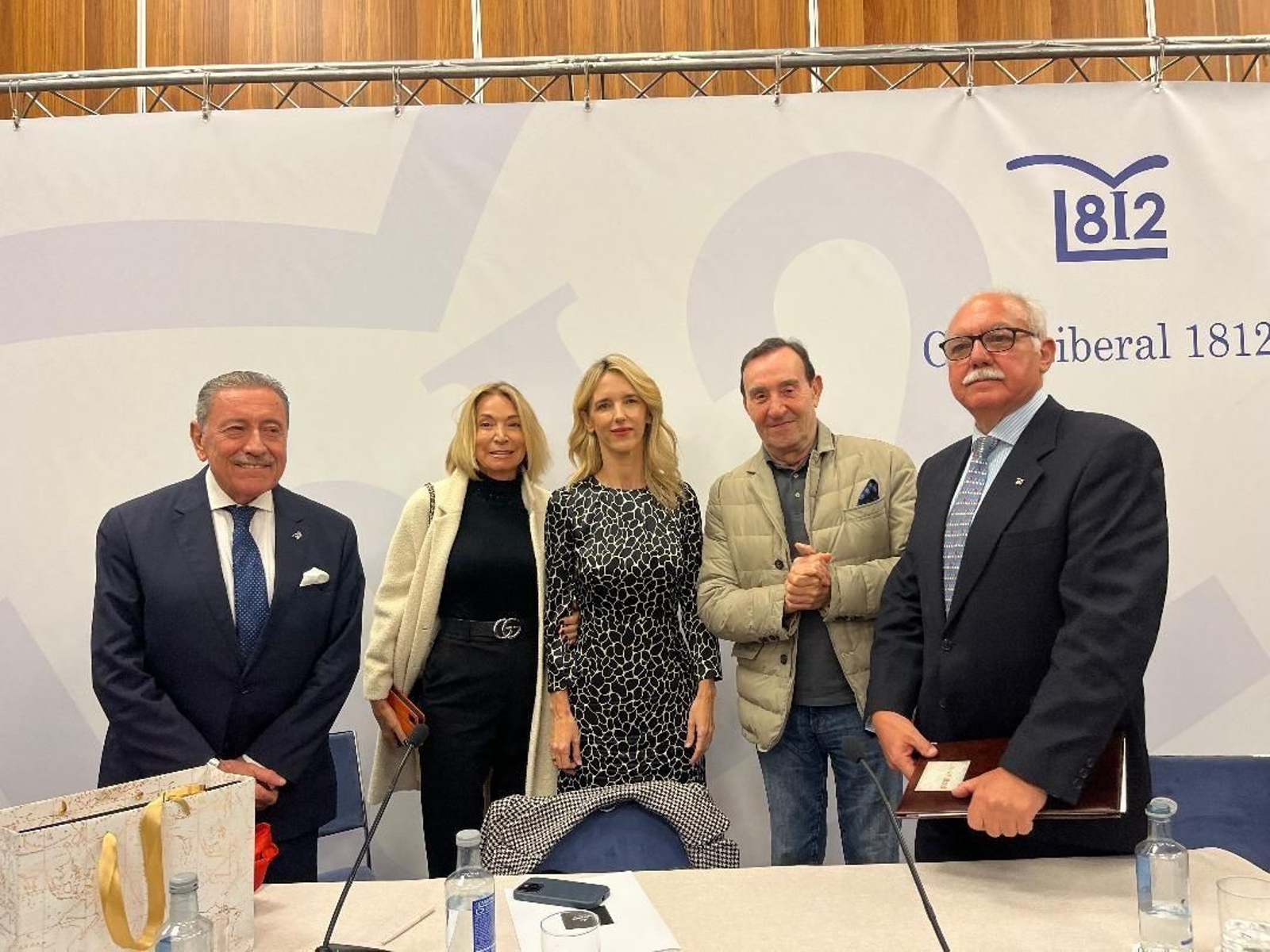 Imágenes de la entrega de un premio a Cayetana Álvarez de Toledo en Cádiz