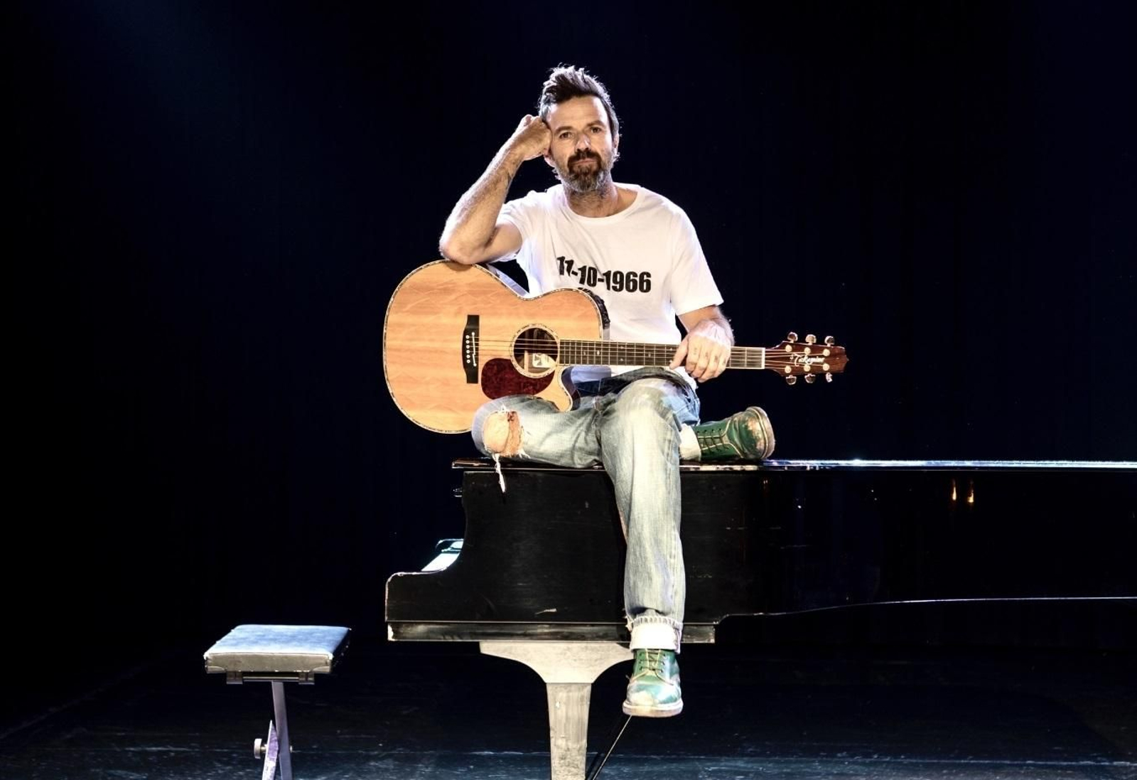 Pau Dones subido a un piano en un concierto