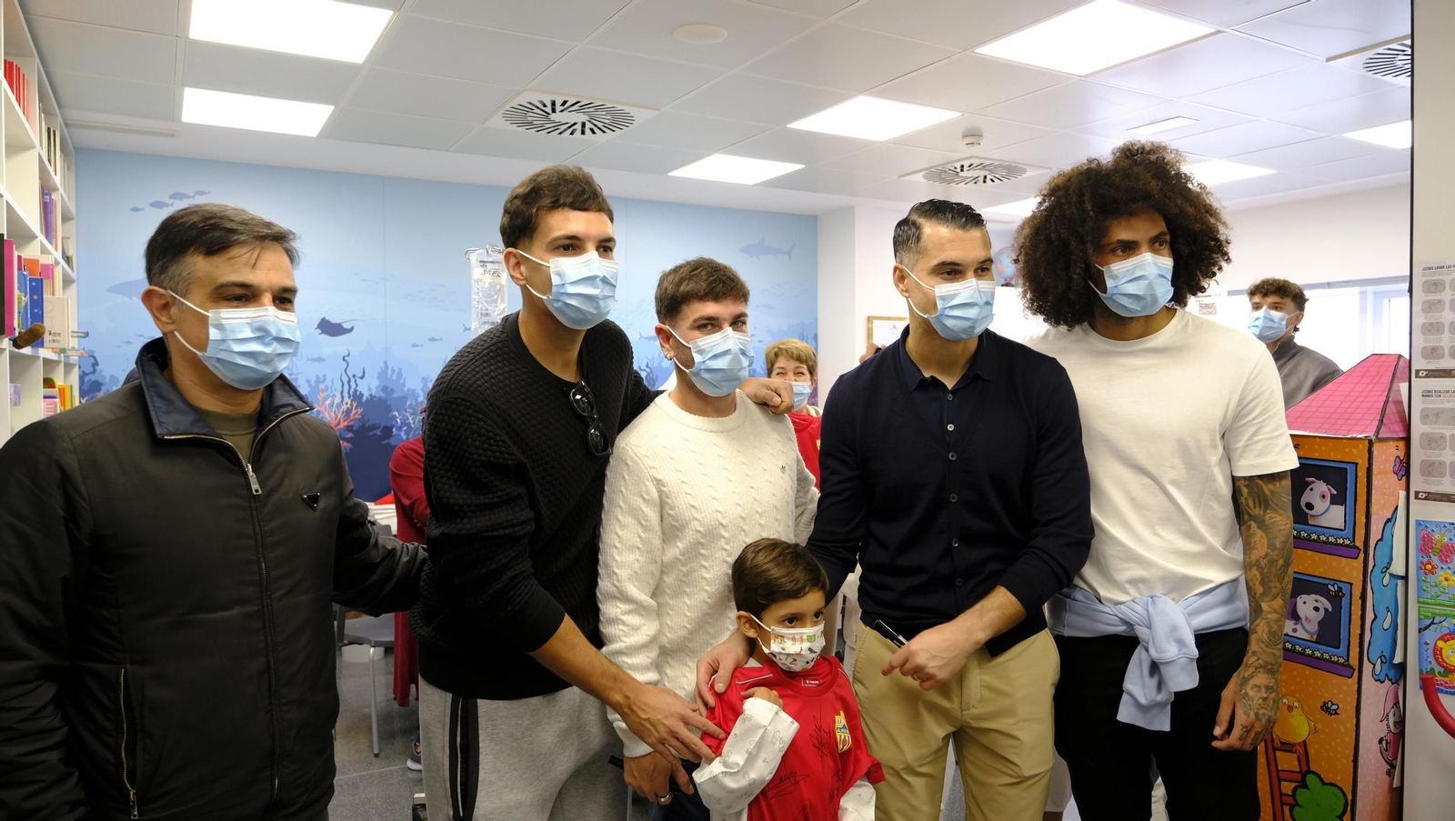 Las imágenes de la visita de los jugadores del Almería a los niños de Torrecárdenas