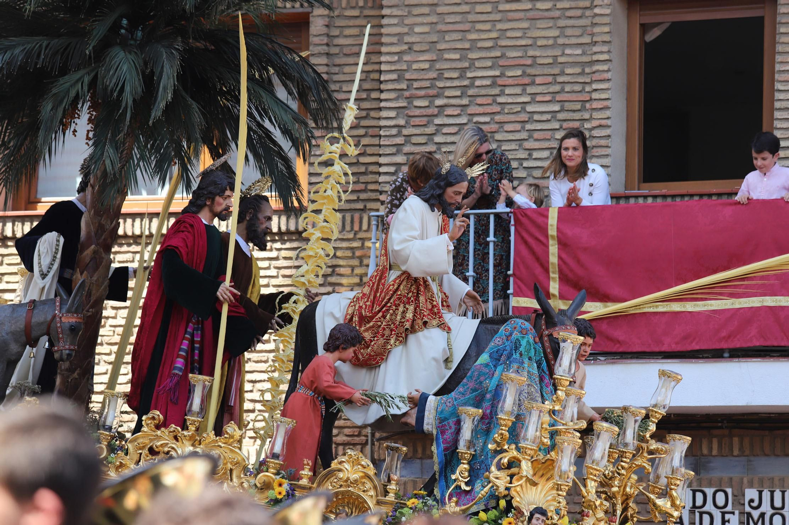 Imágenes del recorrido de la Borriquita  por las calles de Huelva
