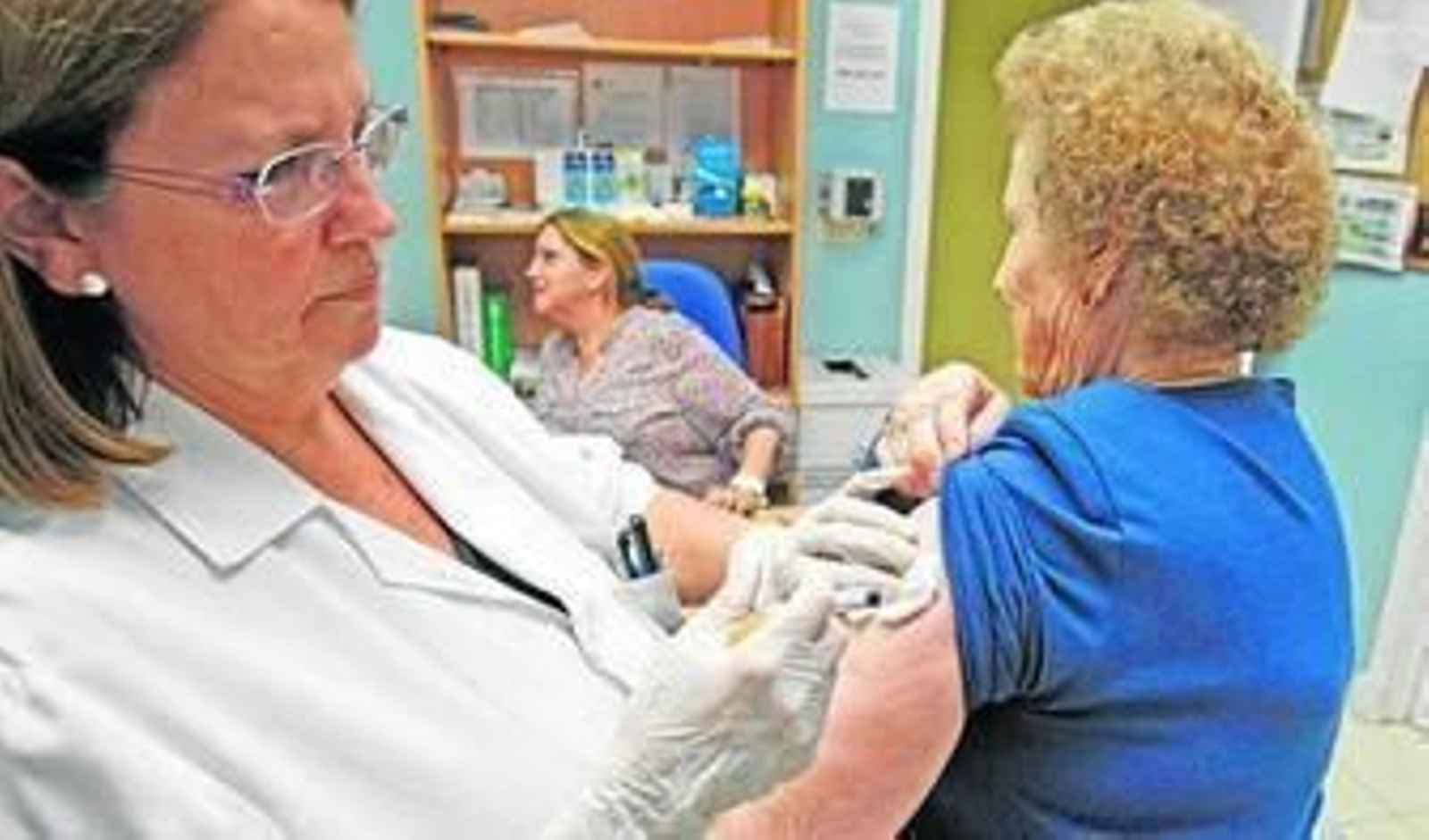 Una mujer es vacunada contra el virus de gripe en la campaña de este año.