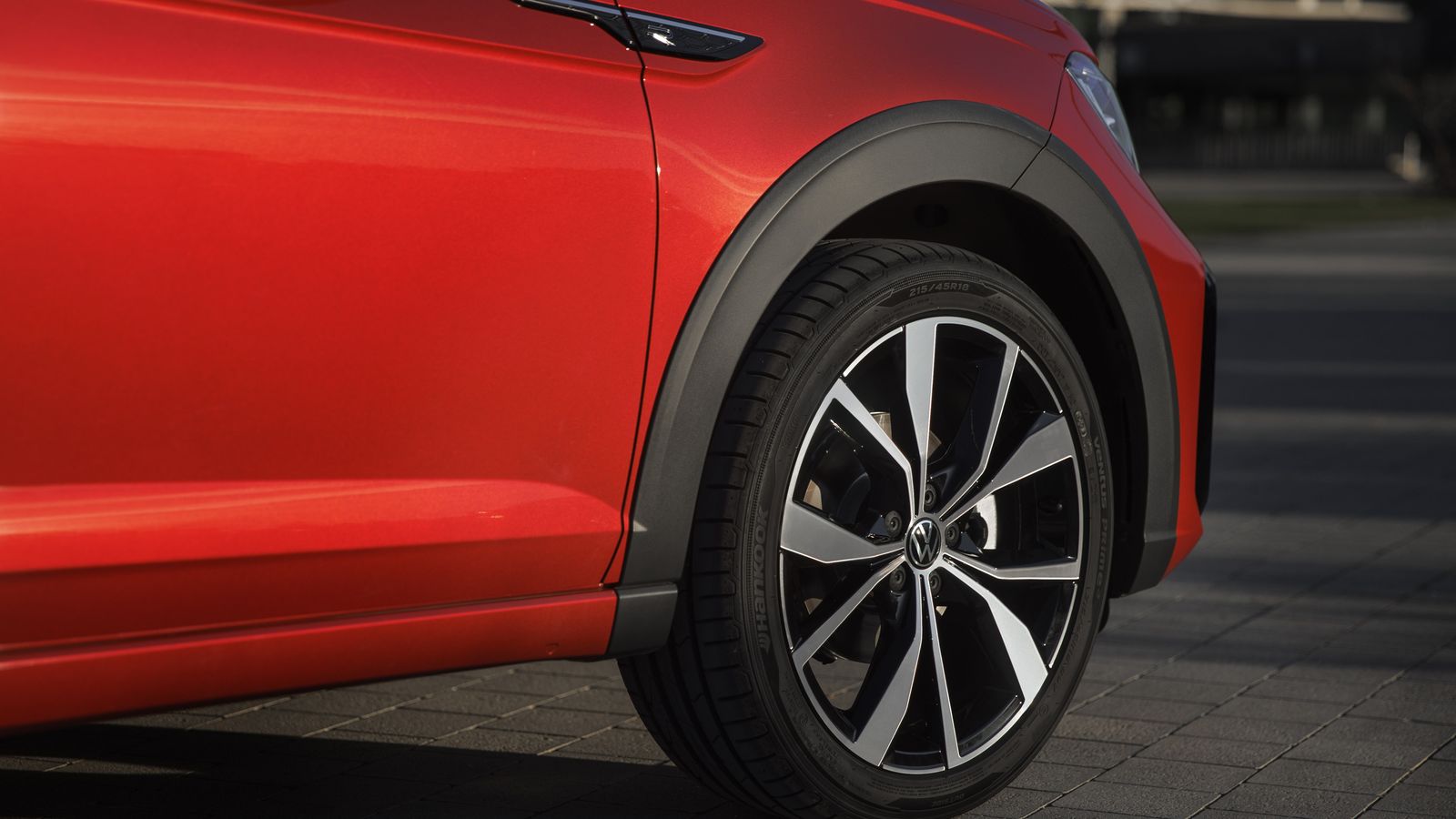 Las llantas de 18" distinguen a los R-Line con el motor más potente de los de 110 CV, aunque pueden incorporarse opcionalmente en éstos. Las protecciones en los pasos de rueda recalcan su condición de SUV.