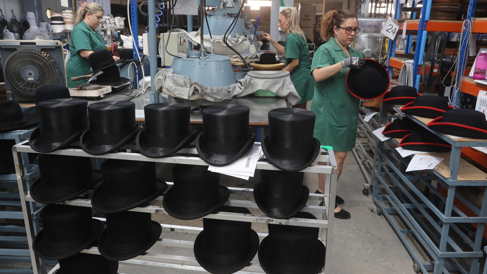 Las chisteras para Inglaterra, elaboradas por Fernández y Roche.