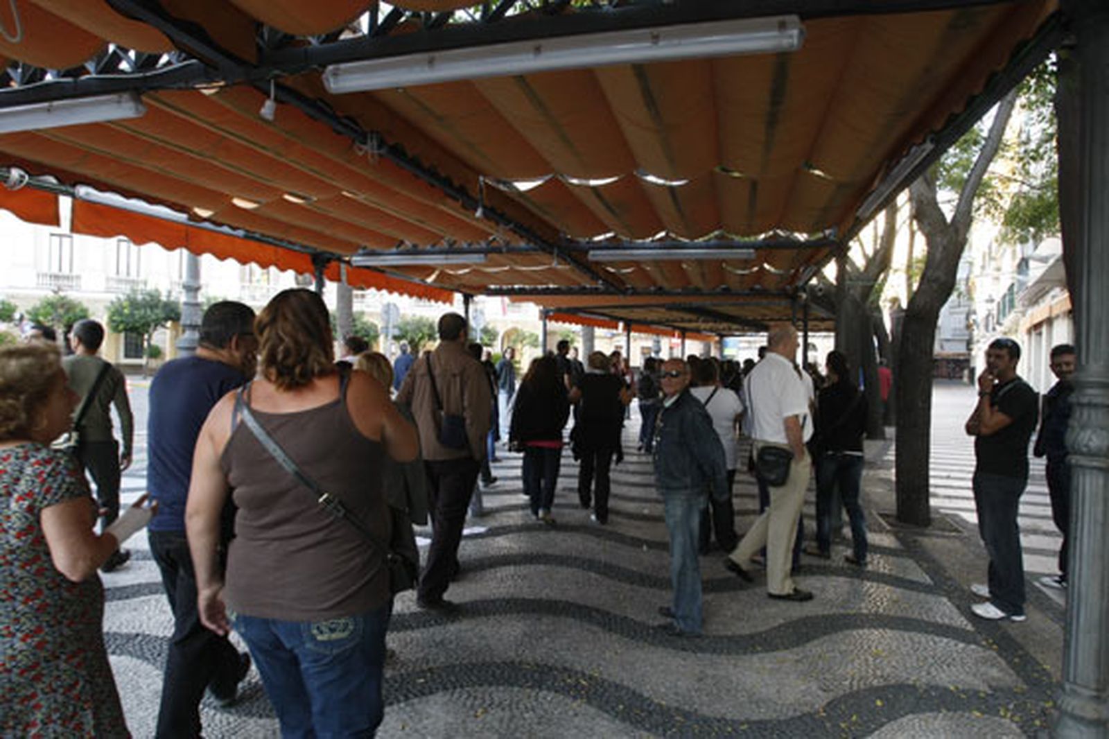 Los piquetes tomaron el centro de la capital desde primera hora de la mañana para impedir la apertura de comercios y empresas

Foto: Jose Braza