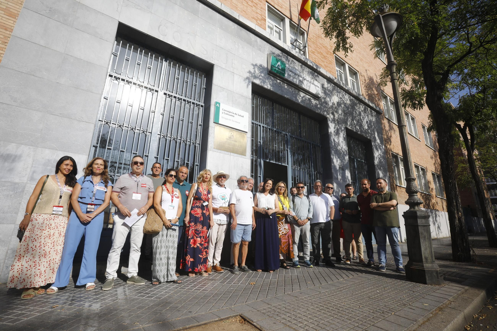 Concentración de Mareas Blancas de Córdoba, CCOO, UGT y PSOE frente a la delegación de Salud de la Junta de Andalucía
