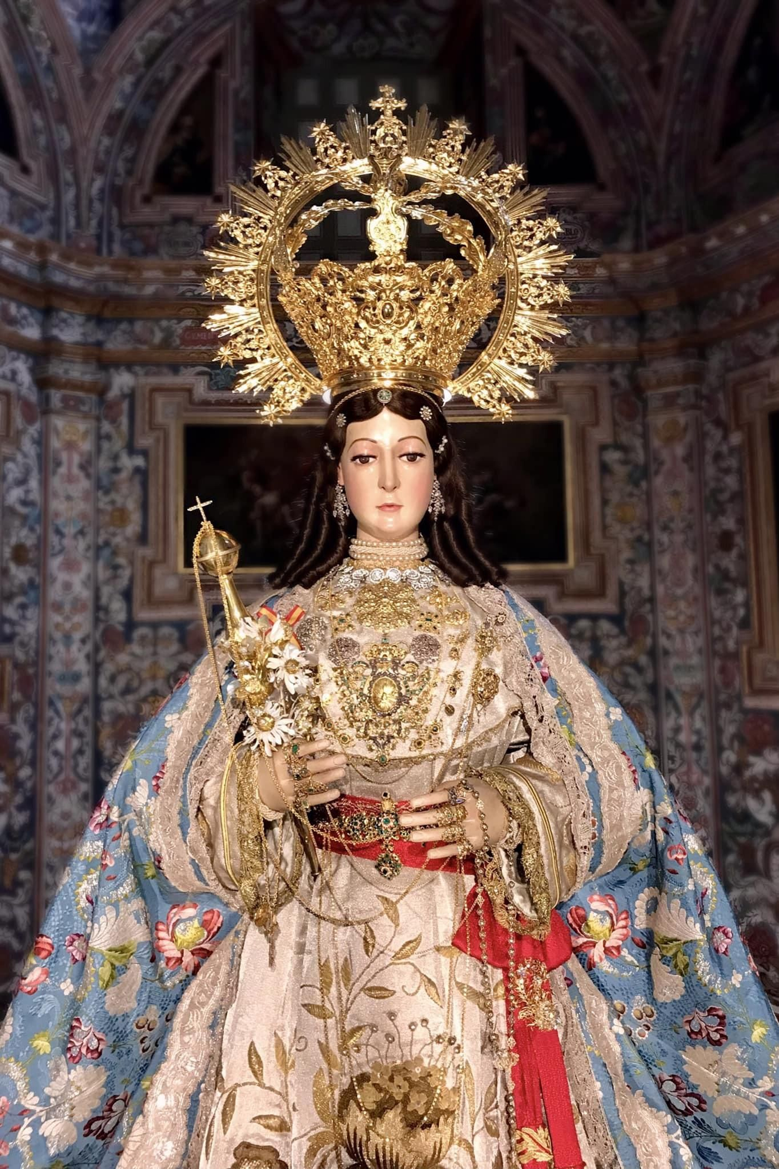 La Virgen de la Asunción, de Estepa, en su camarín. Con su característica iconografía.