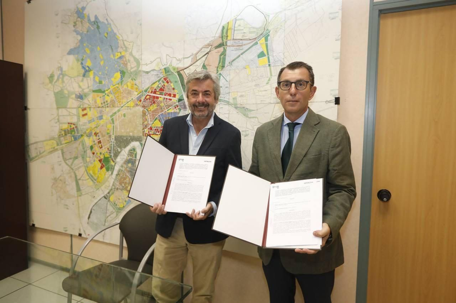 Miguel Ángel Torrico y Francisco Bolaños con el convenio de Hitachi