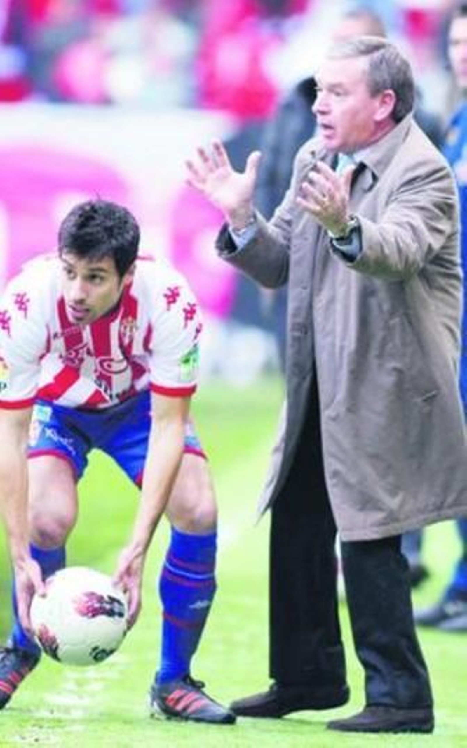 Clemente da instrucciones delante de Canella.