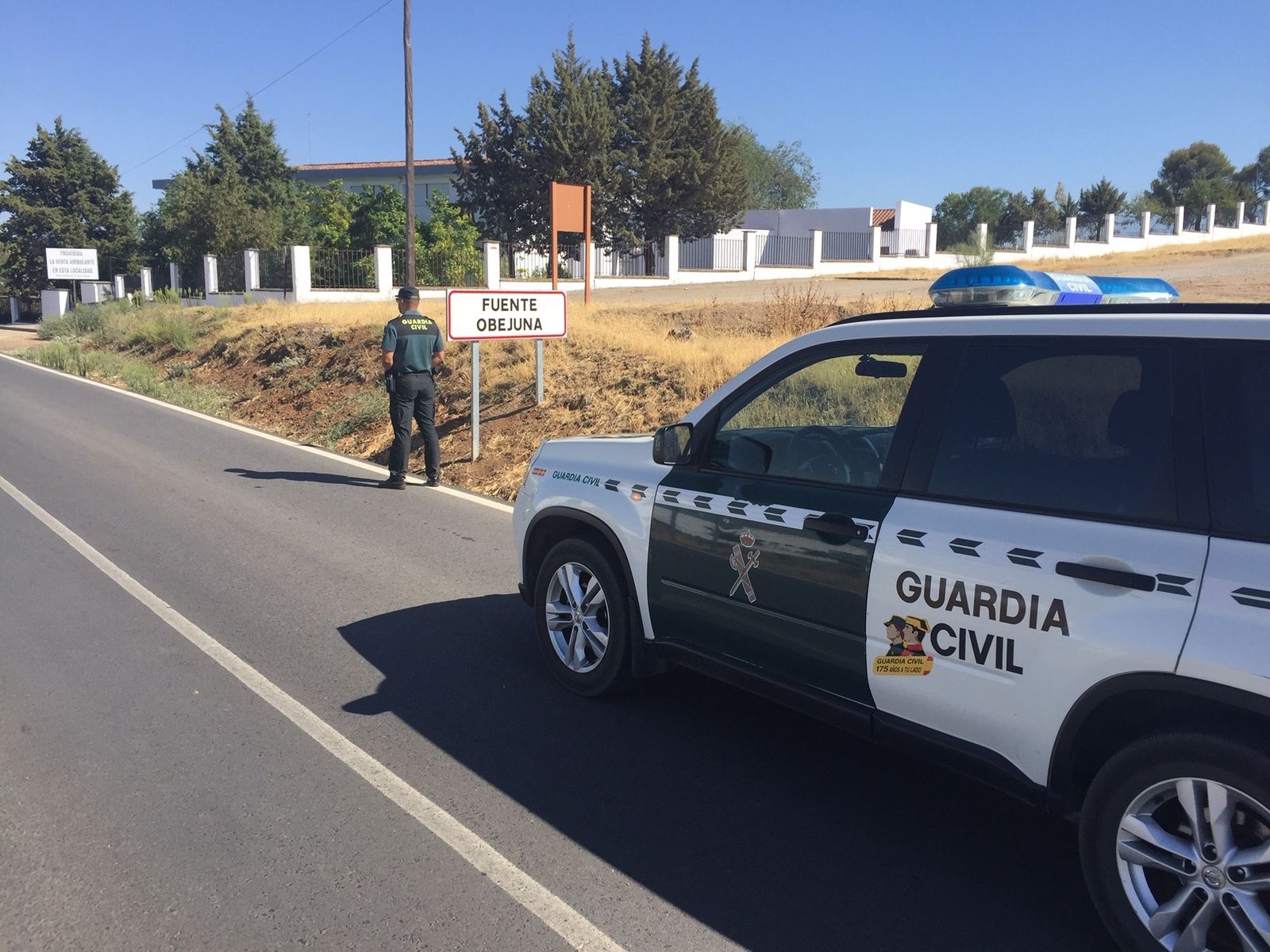 Una patrulla de la Guardia Civil, a la entrada del término municipal de Fuente Obejuna.