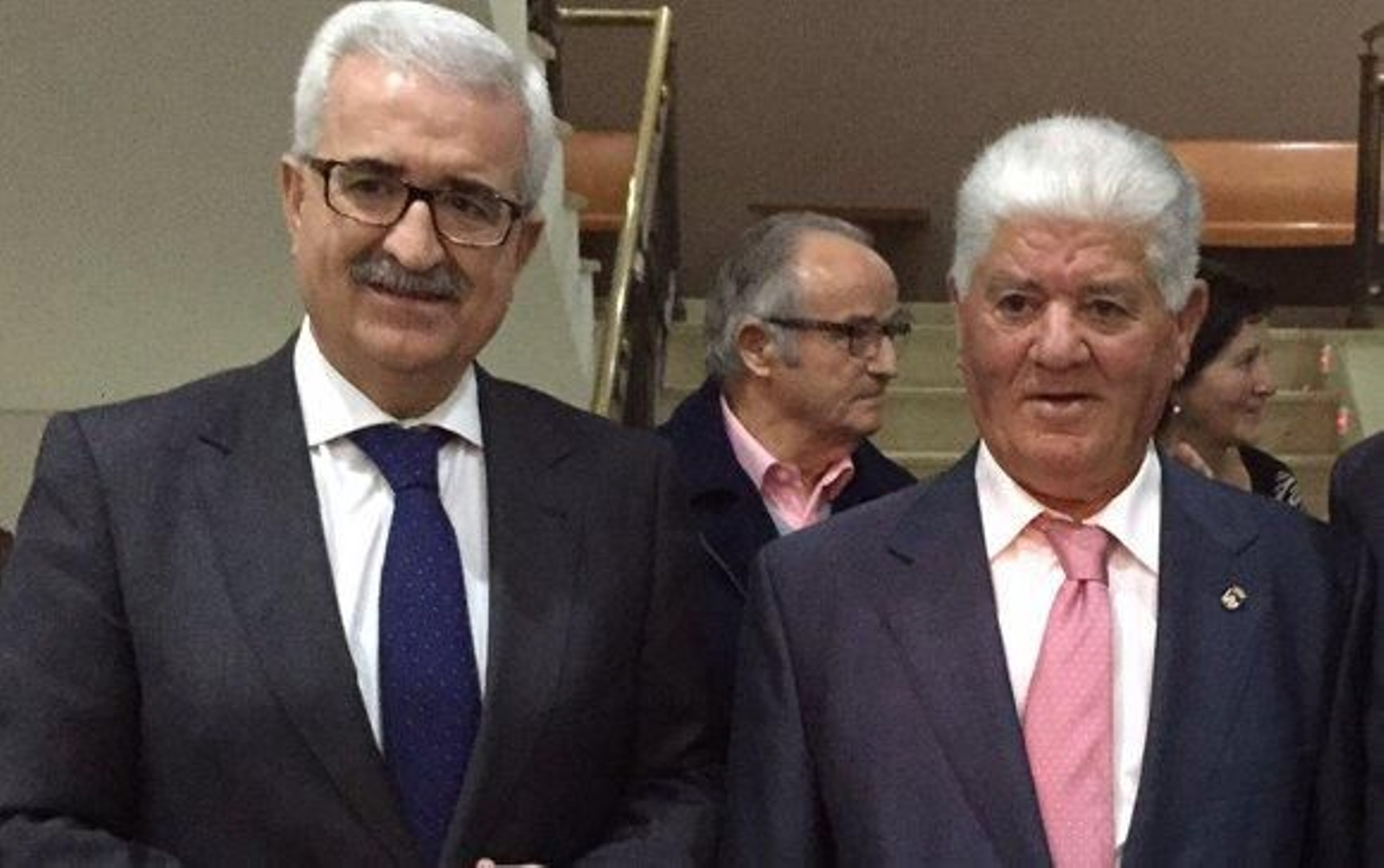 Manuel Jiménez Barrios con el galardonado Manolo Barberá. 

Foto: Ignacio Casas de Ciria