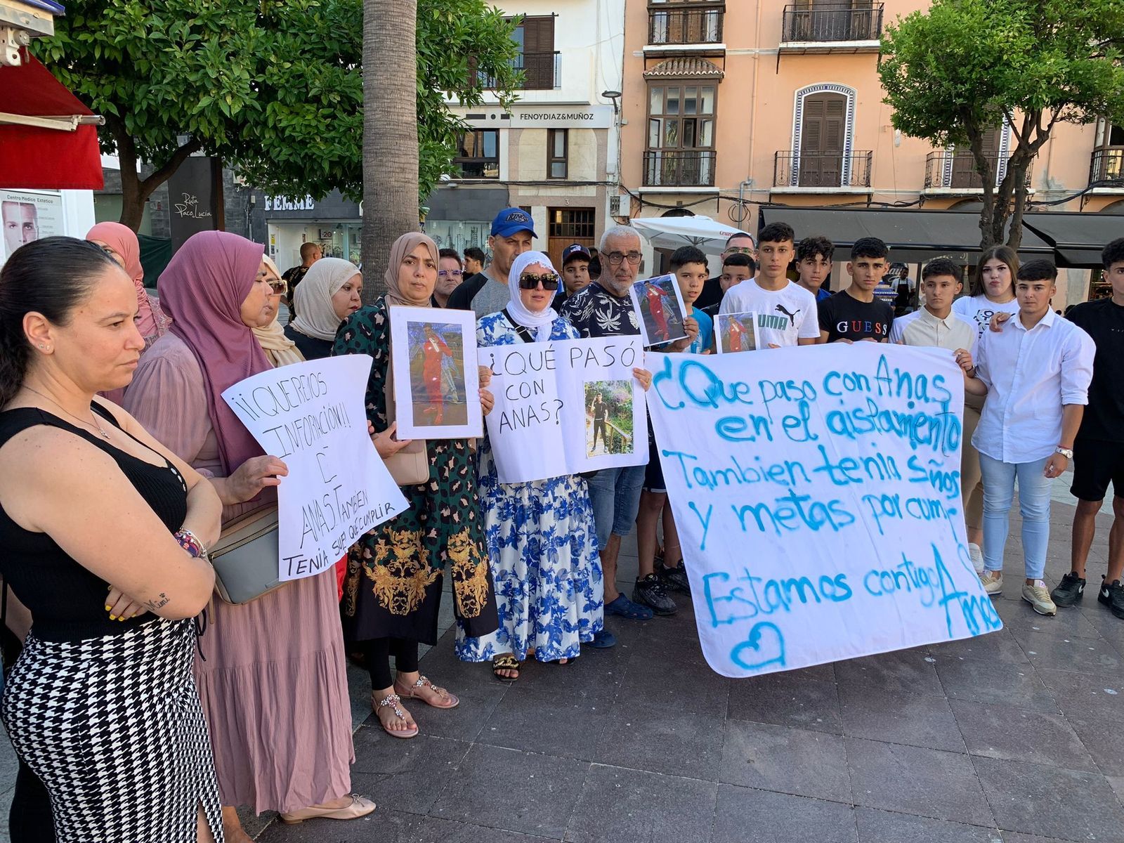 Los participantes en la concentración, en la Plaza Alta