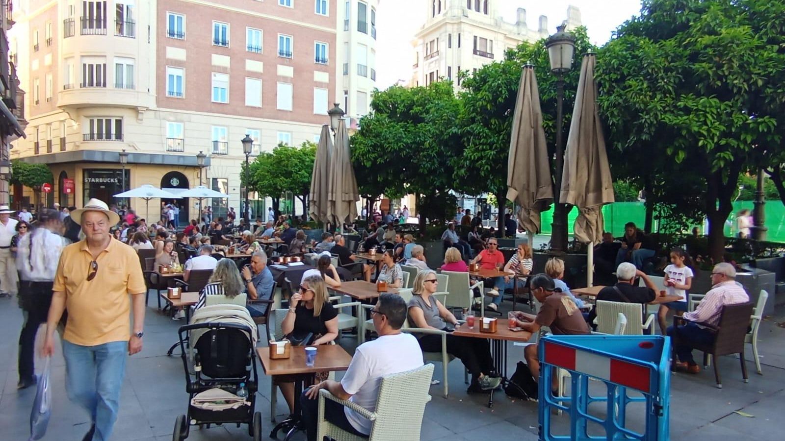 Las terrazas de Las Tendillas, llenas de turistas a última hora de la tarde.