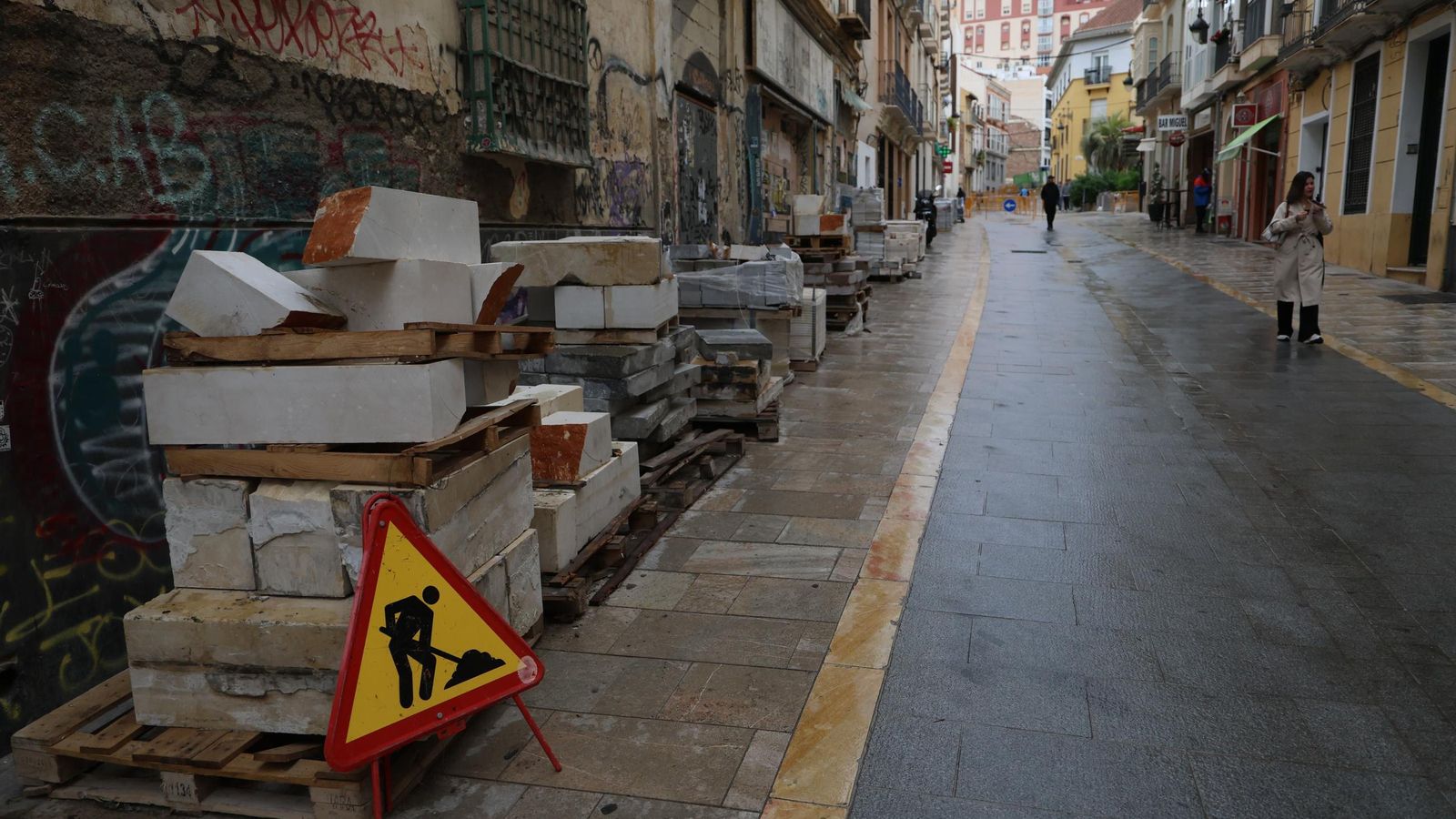 Materiales apilados en la calle.