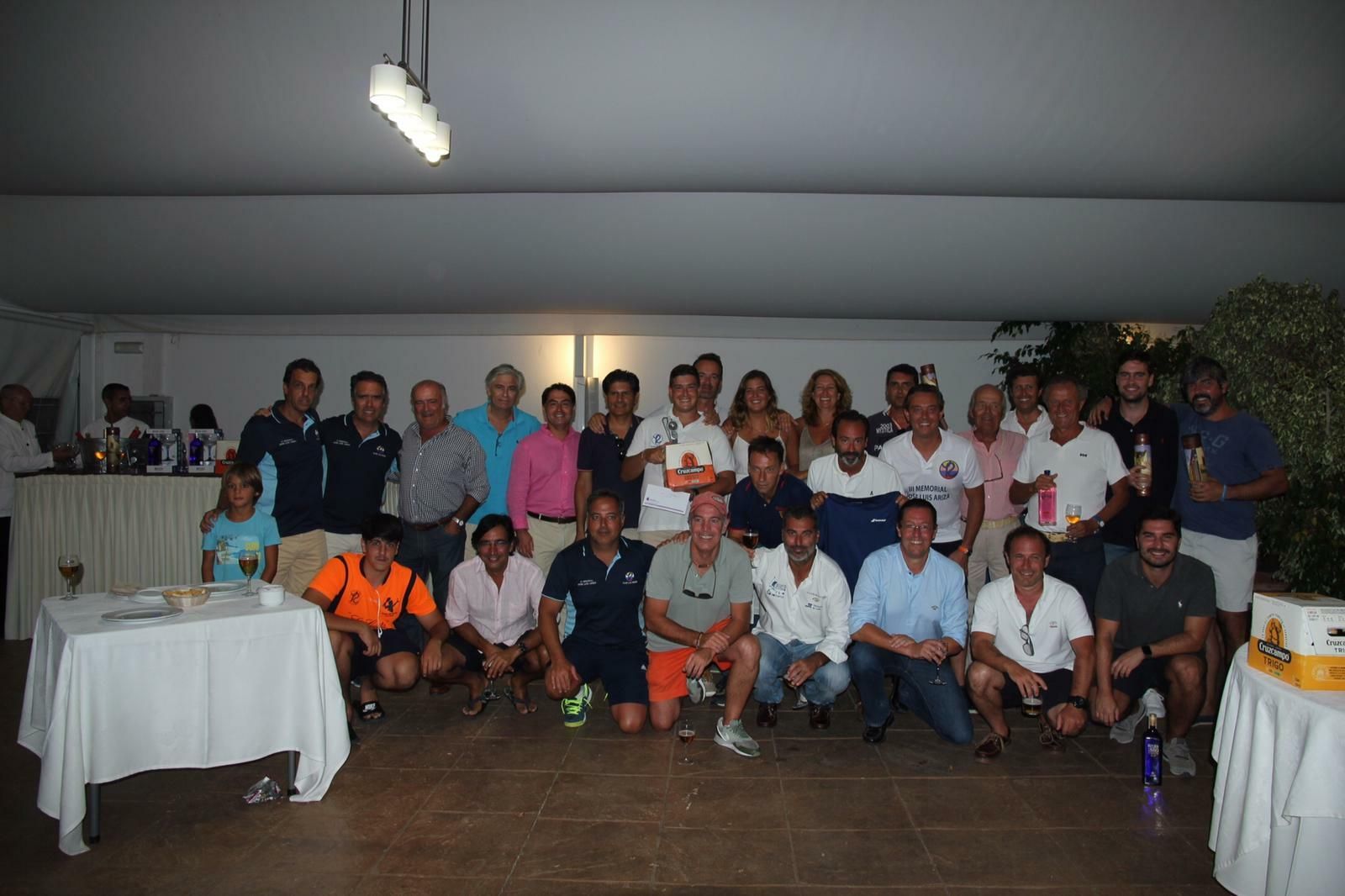 Participantes y organizadores del torneo posan tras la entrega de trofeos, en la carpa del Club Las Redes.