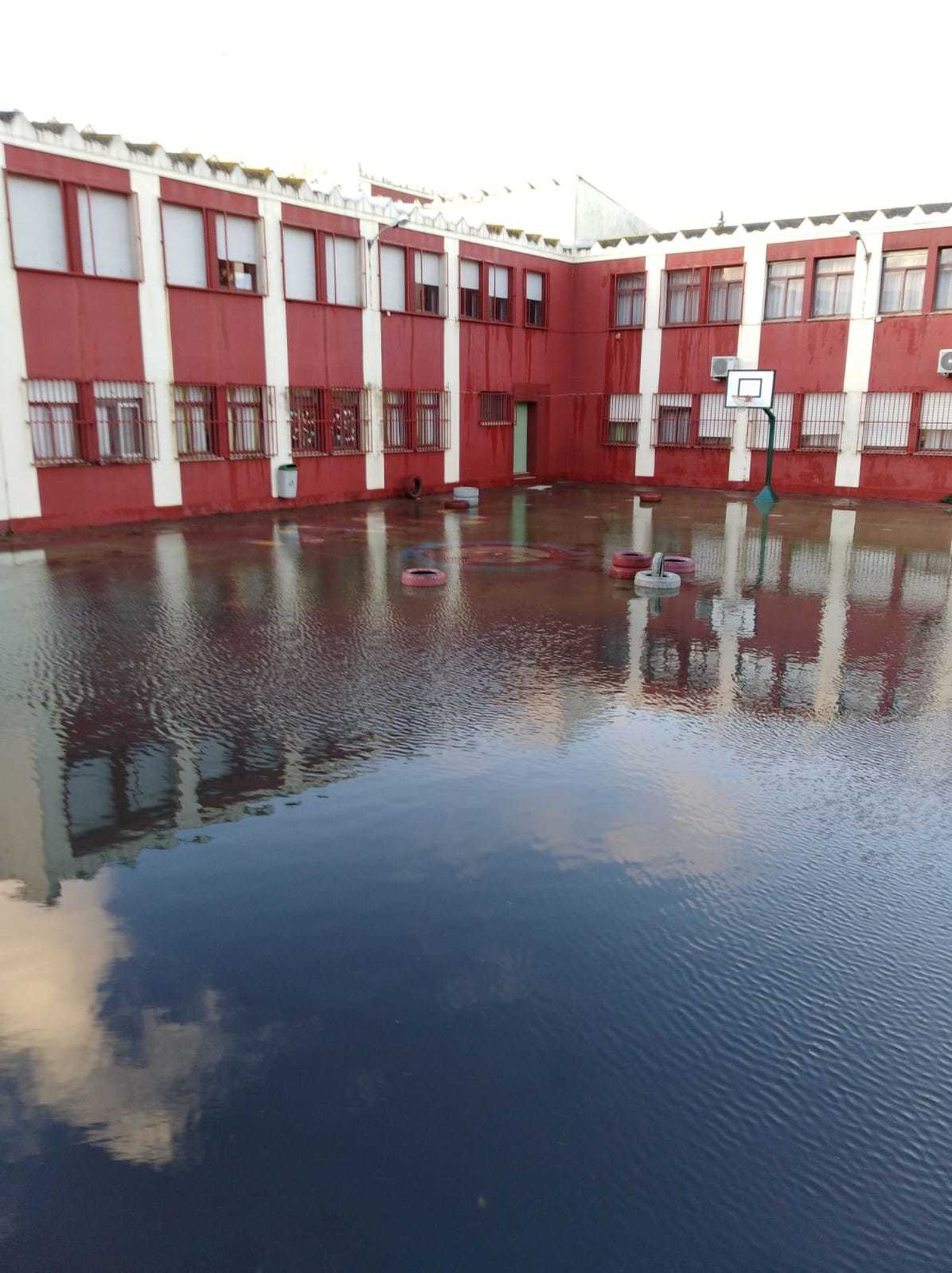 Así estaba esta mañana el colegio tras las lluvias de anoche.