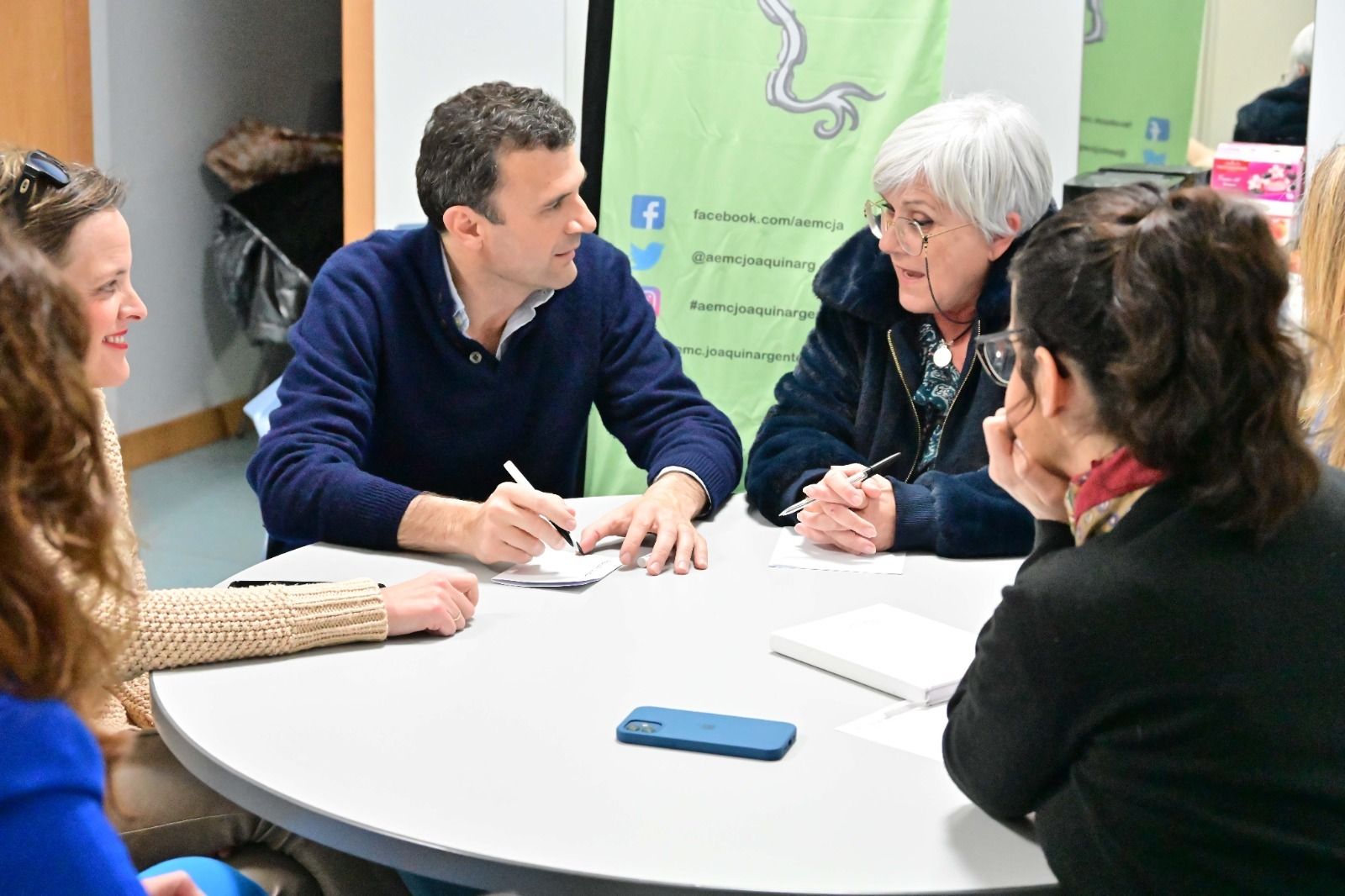 Bruno García se reúne con miembros de la Asociación de Esclerosis Múltiple 'Joaquín Argente'.