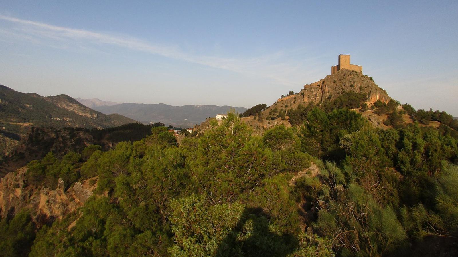 Una imagen de postal del Castillo de Segura de la Sierra desde el sendero circular a su paso por Moralejos.