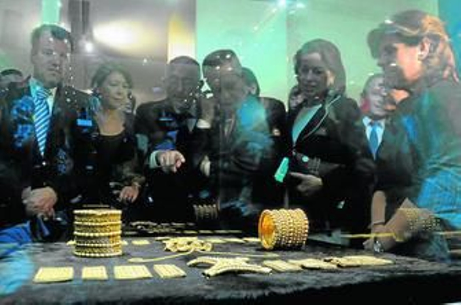 El alcalde y el presidente de la Junta observaban el Tesoro, en octubre de 2009, en el Arqueológico.