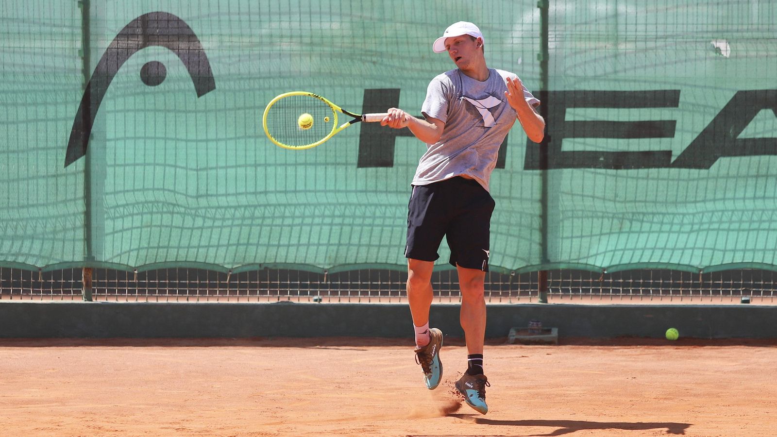 Alejandro Davidovich entrena en el Don Carlos Tennis Club.