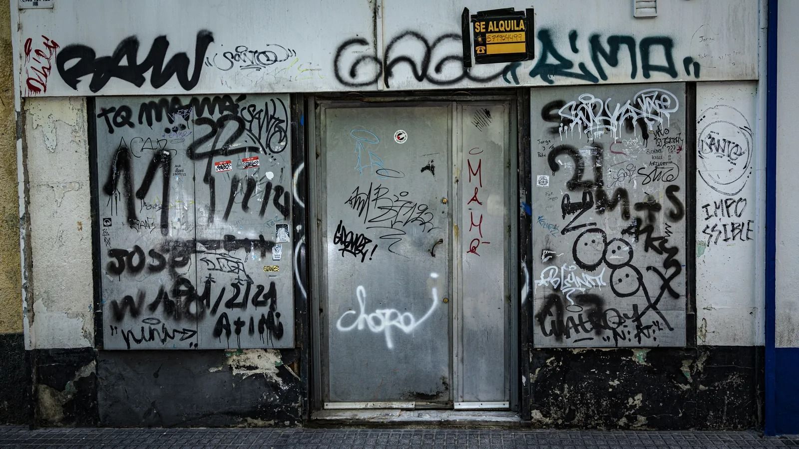 Un local del centro, repleto de pintadas.