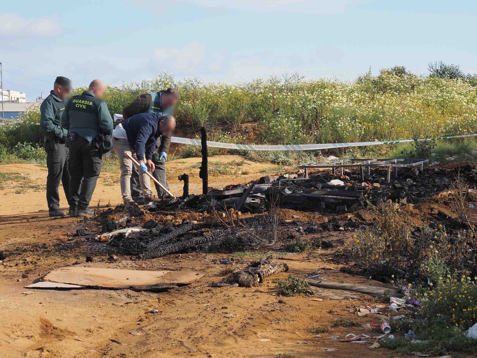 Imágenes del incendio que costó la vida a una persona en una chabola en Lepe