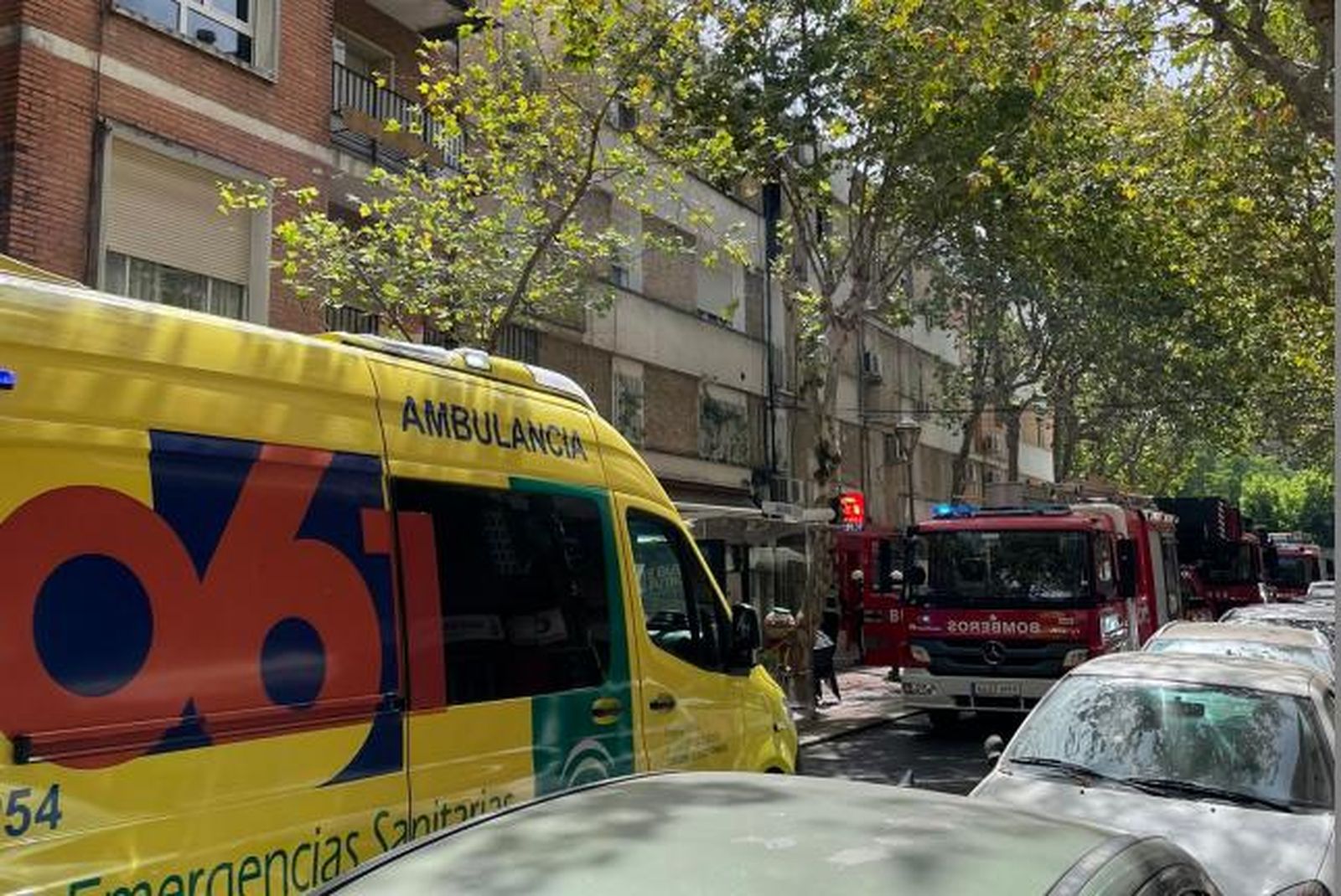 Bomberos y el servicio 061 en las puertas del inmueble.