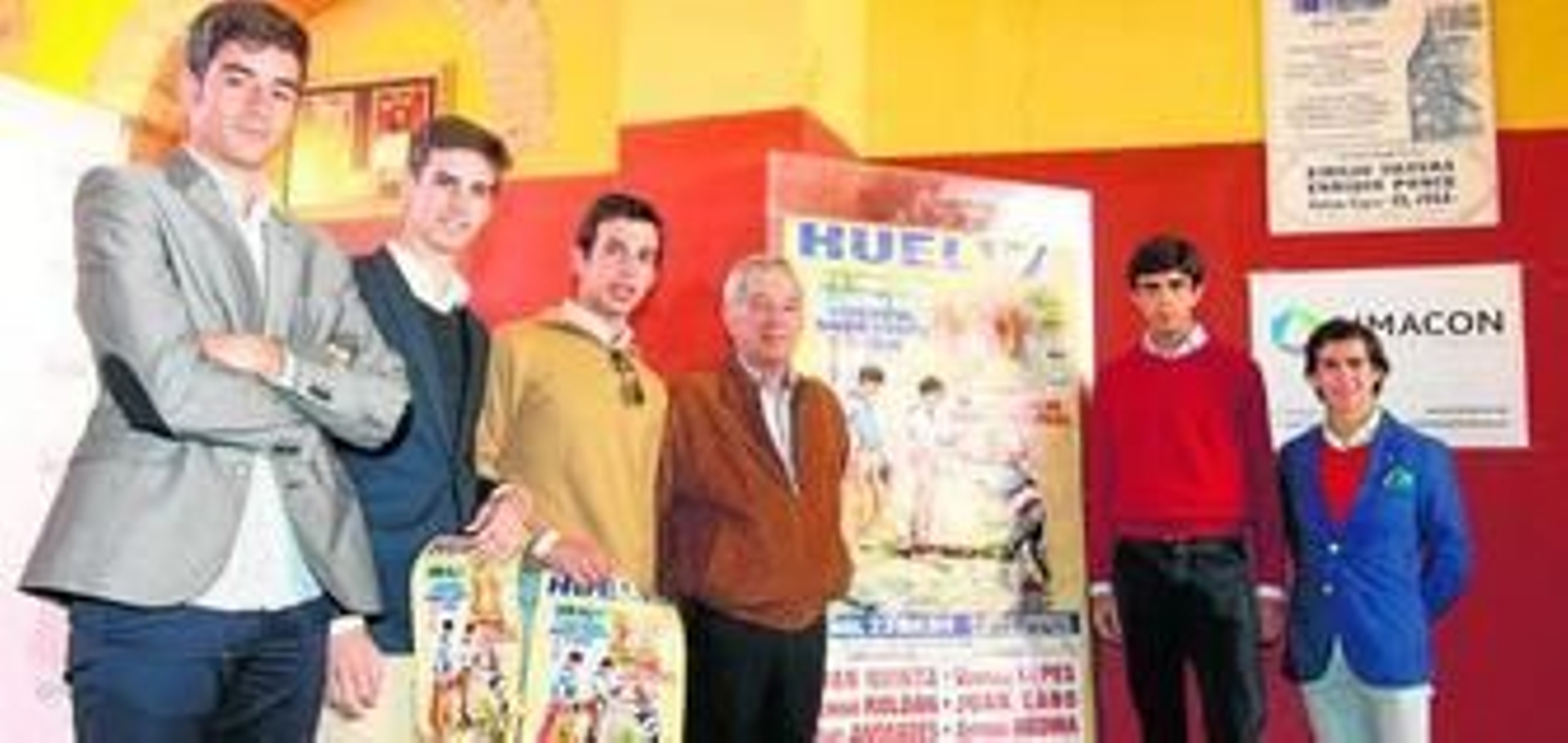 Cinco de los ocho actuantes del día 23 en Huelva, junto al director artístico de la Escuela Taurina de Sevilla-Amate, Curro Camacho.