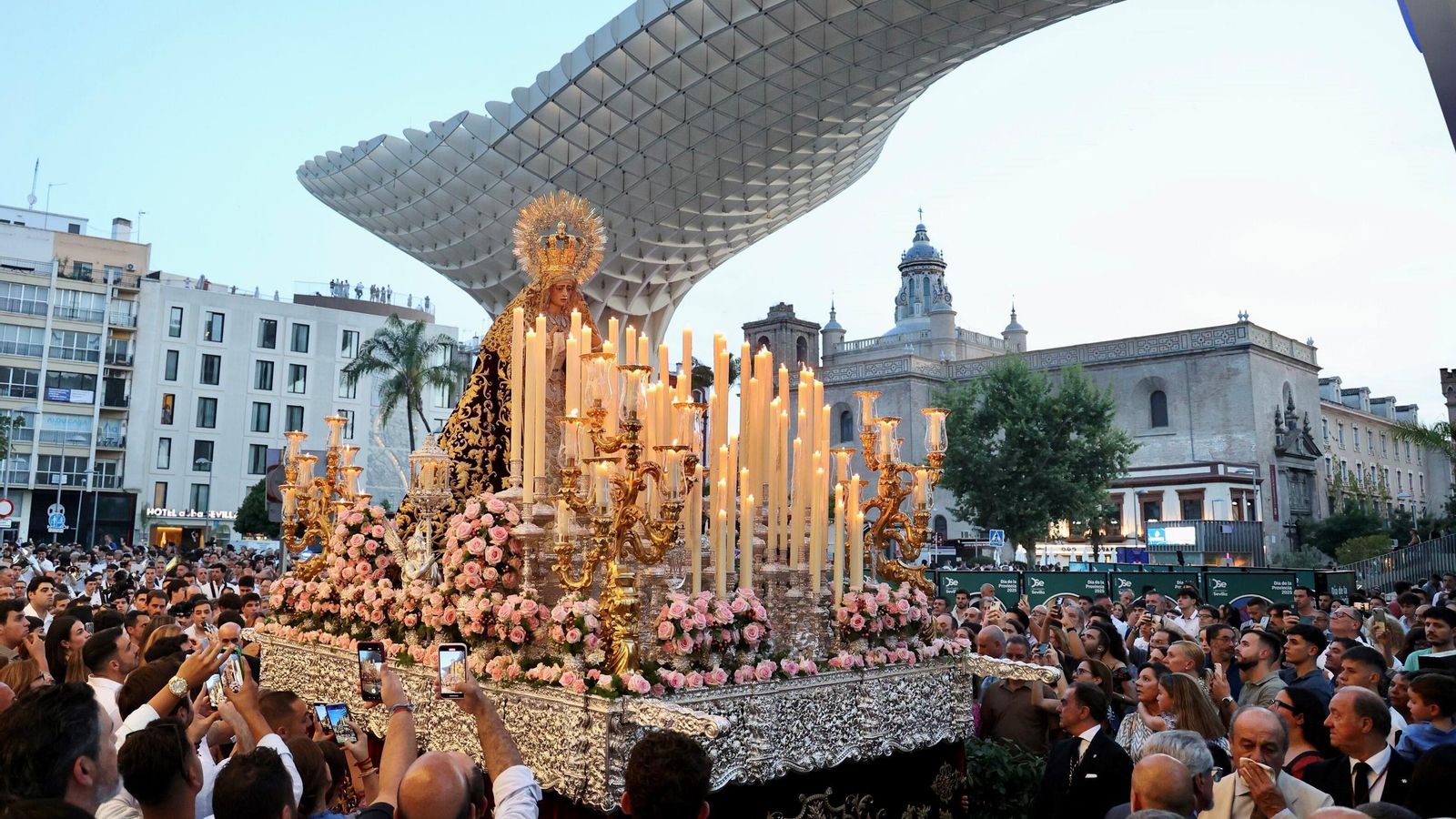 La Amargura con las setas de la Encarnación al fondo.