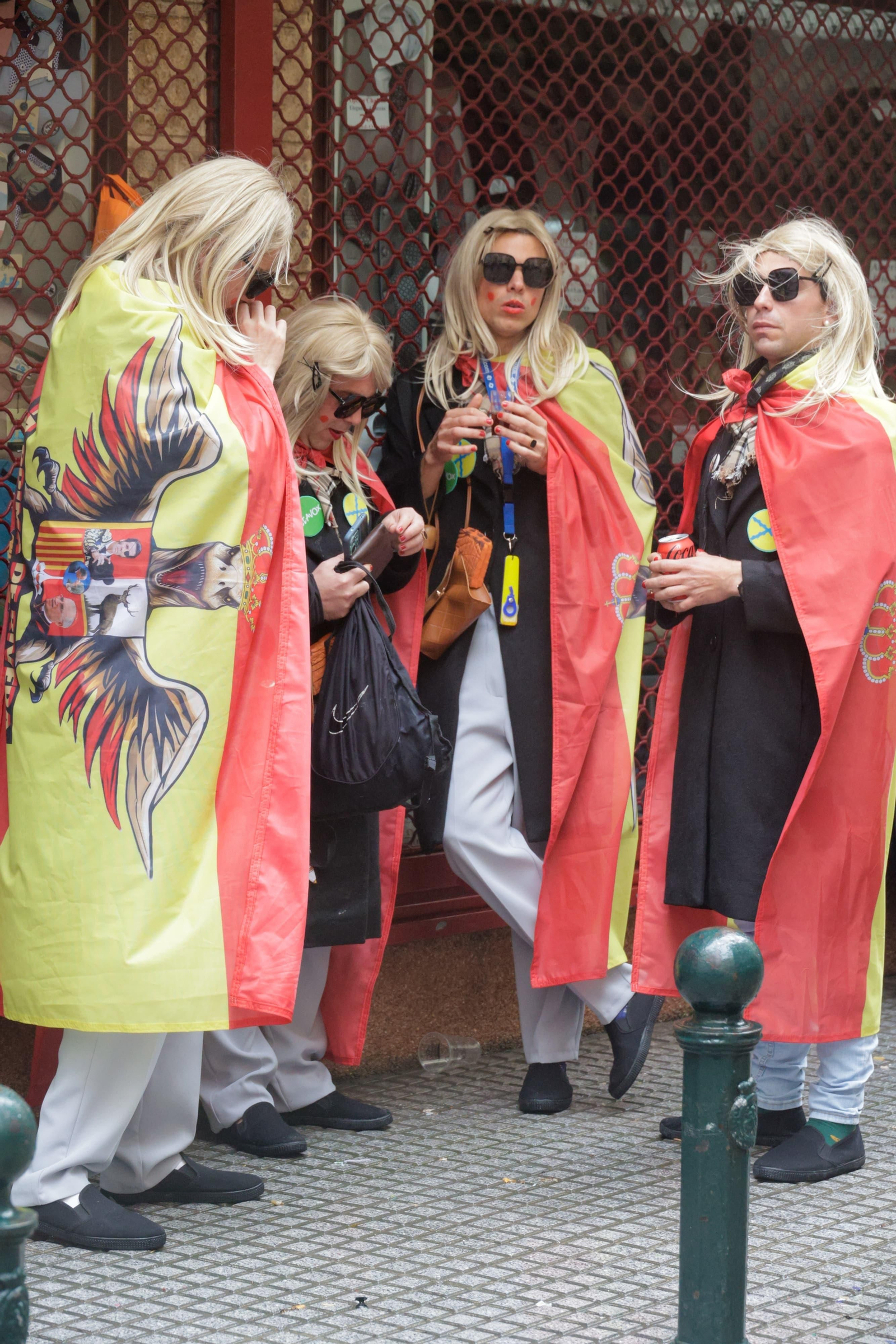 Las imágenes de un domingo de Carnaval en Cádiz pasado por agua