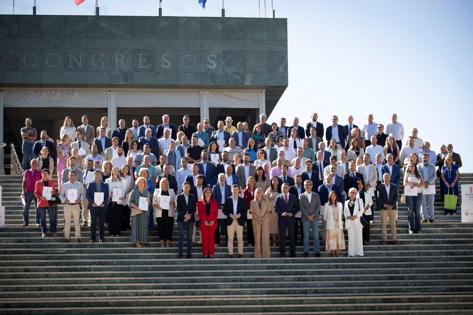 Foto con los alcaldes y alcaldesas de los municipios de la provincia en respaldo a la capitalidad cultural de Granada.