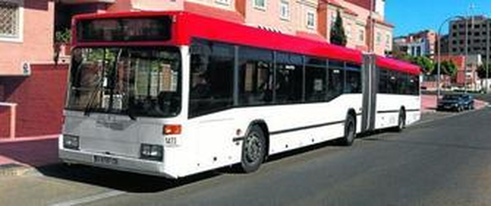 Este es el autobús articulado, un Mercedes Benz, que se encuentra ahora en las naves de Surbús.