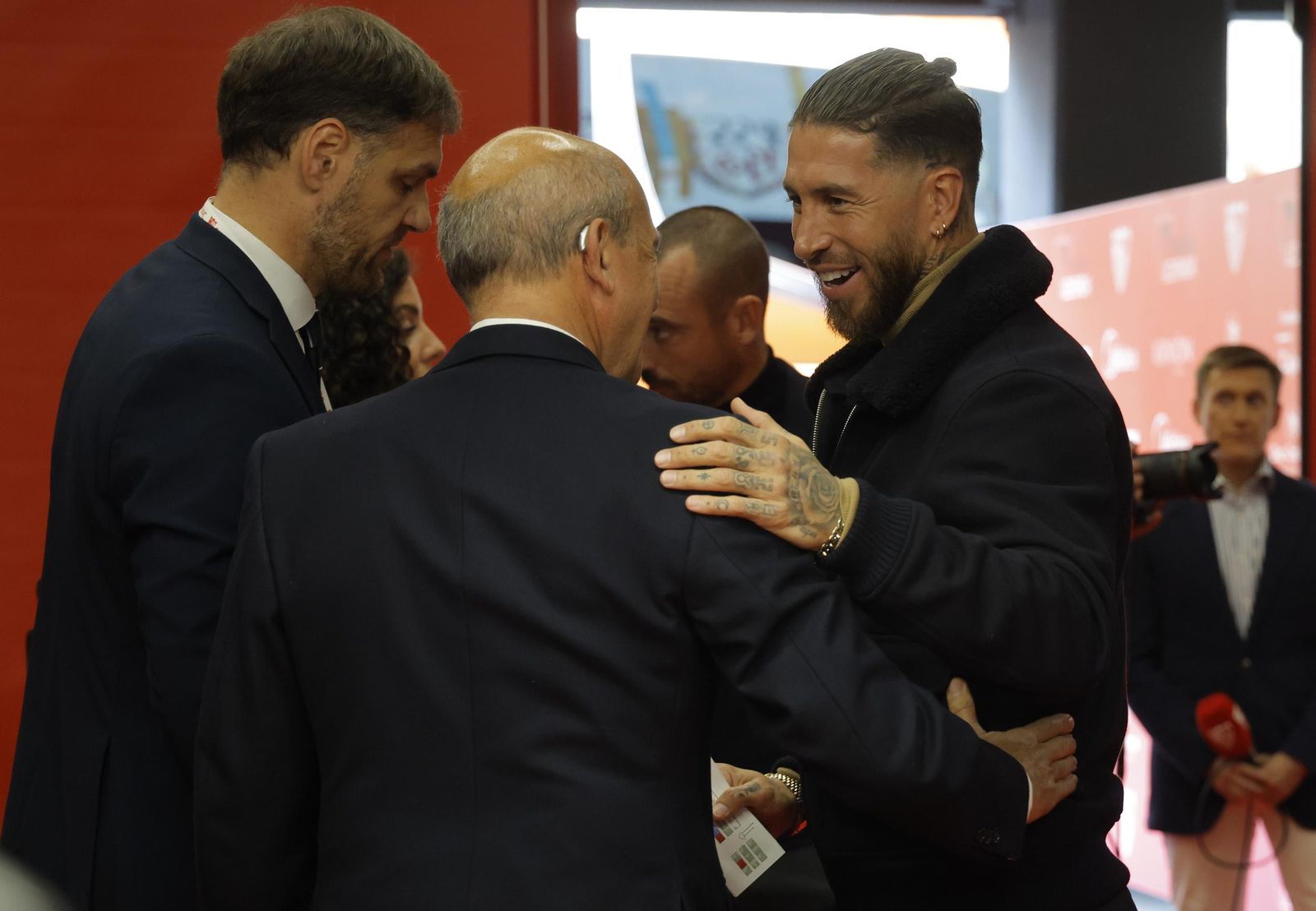 Del Nido y Sergio Ramos, viejos enemigos, se saludan con cariño.