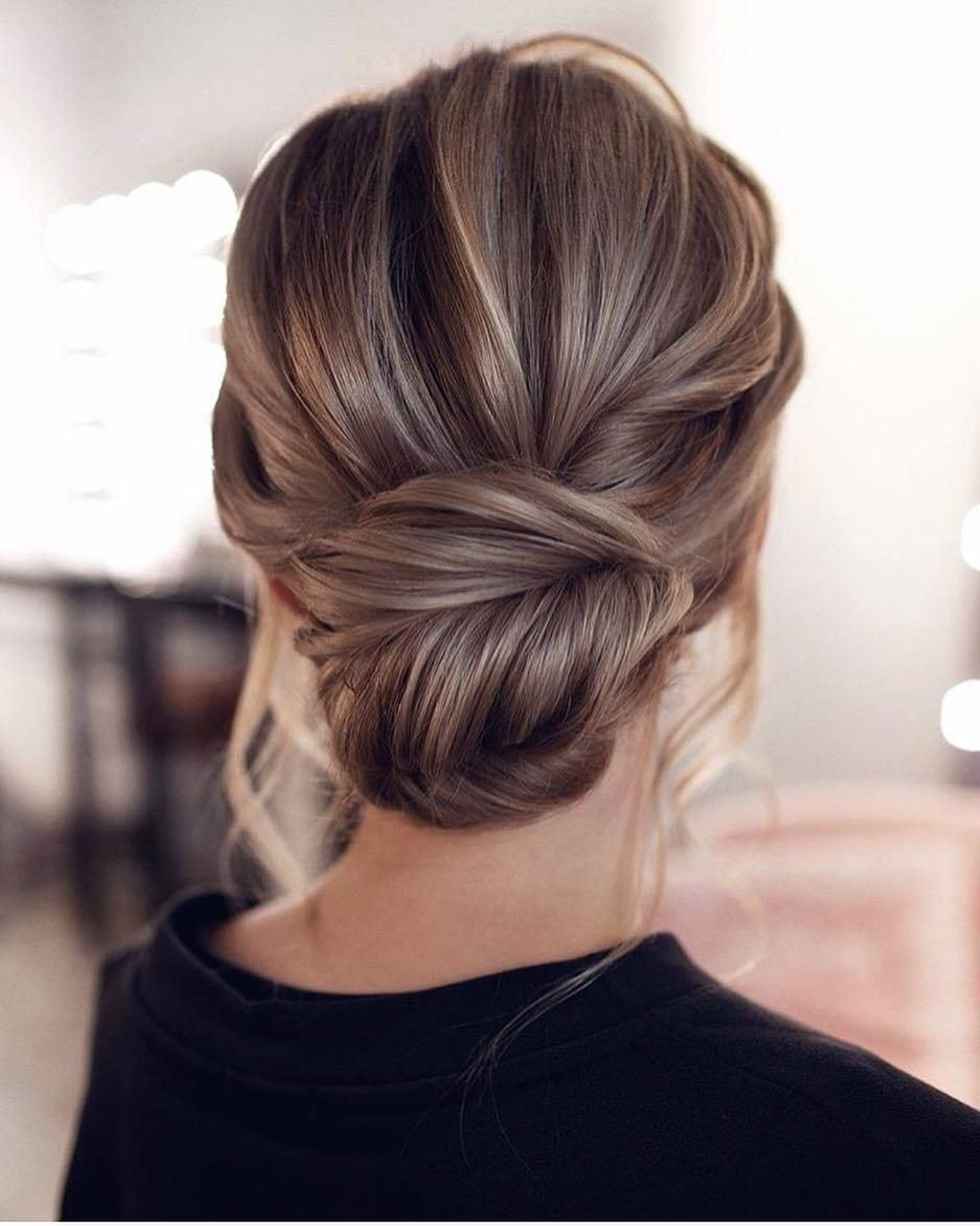 Un moño bajo siempre es elegante, como éste de @tonyastylist